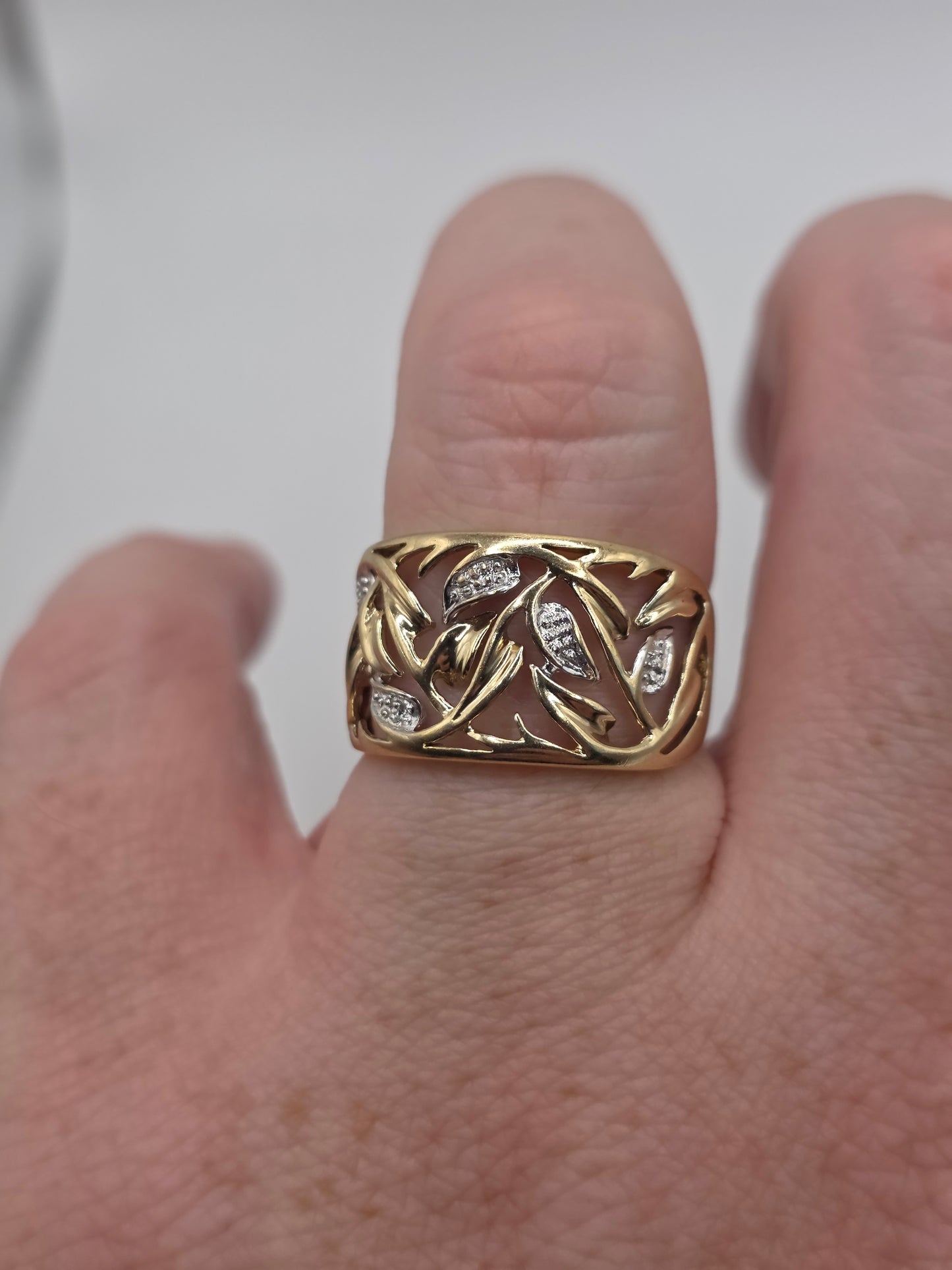 9ct gold floral ring