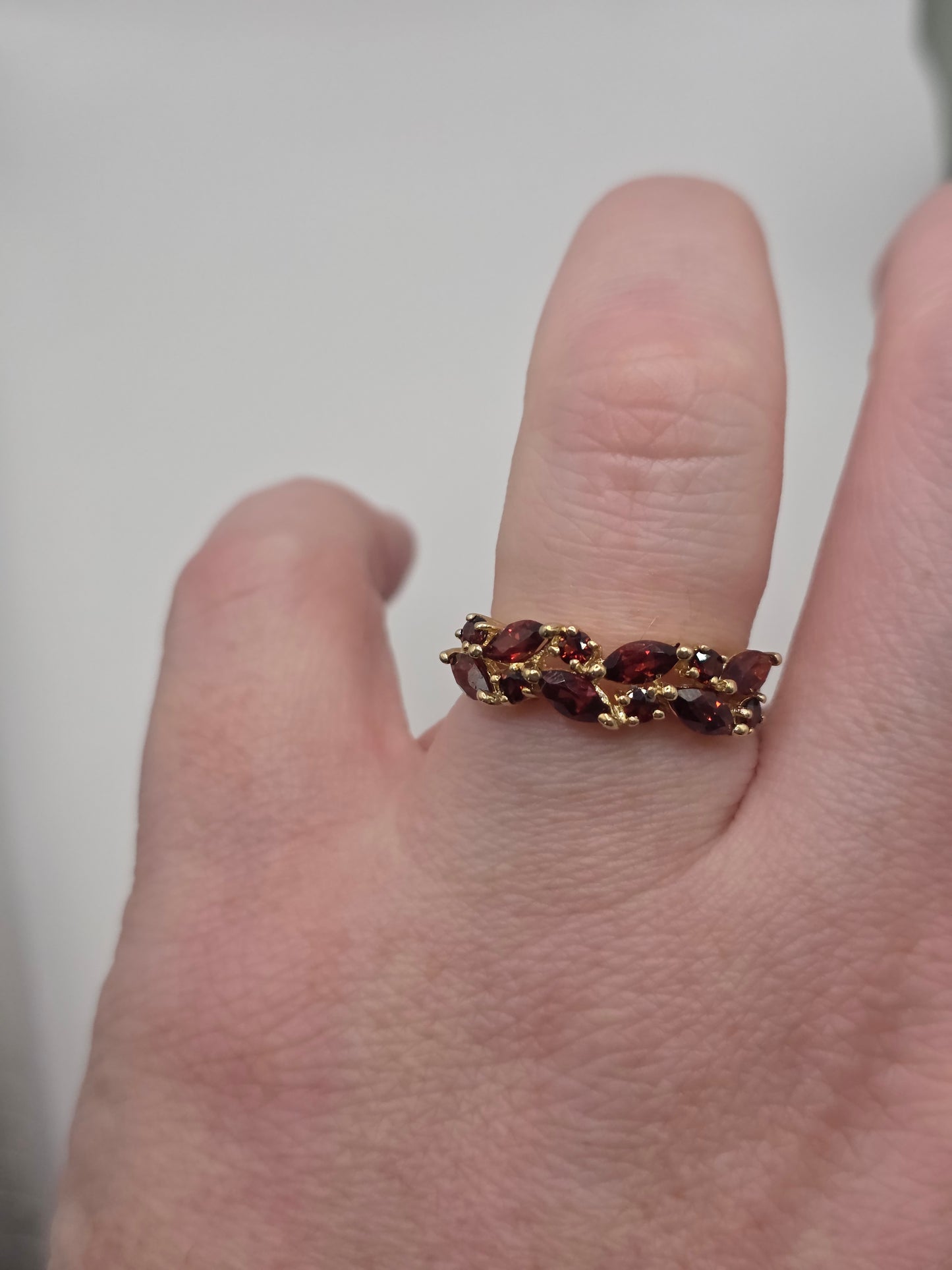9ct gold garnet ring