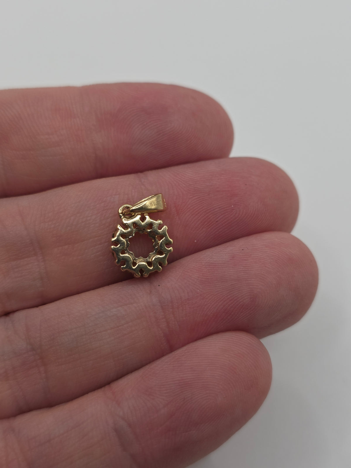9ct gold quartz pendant