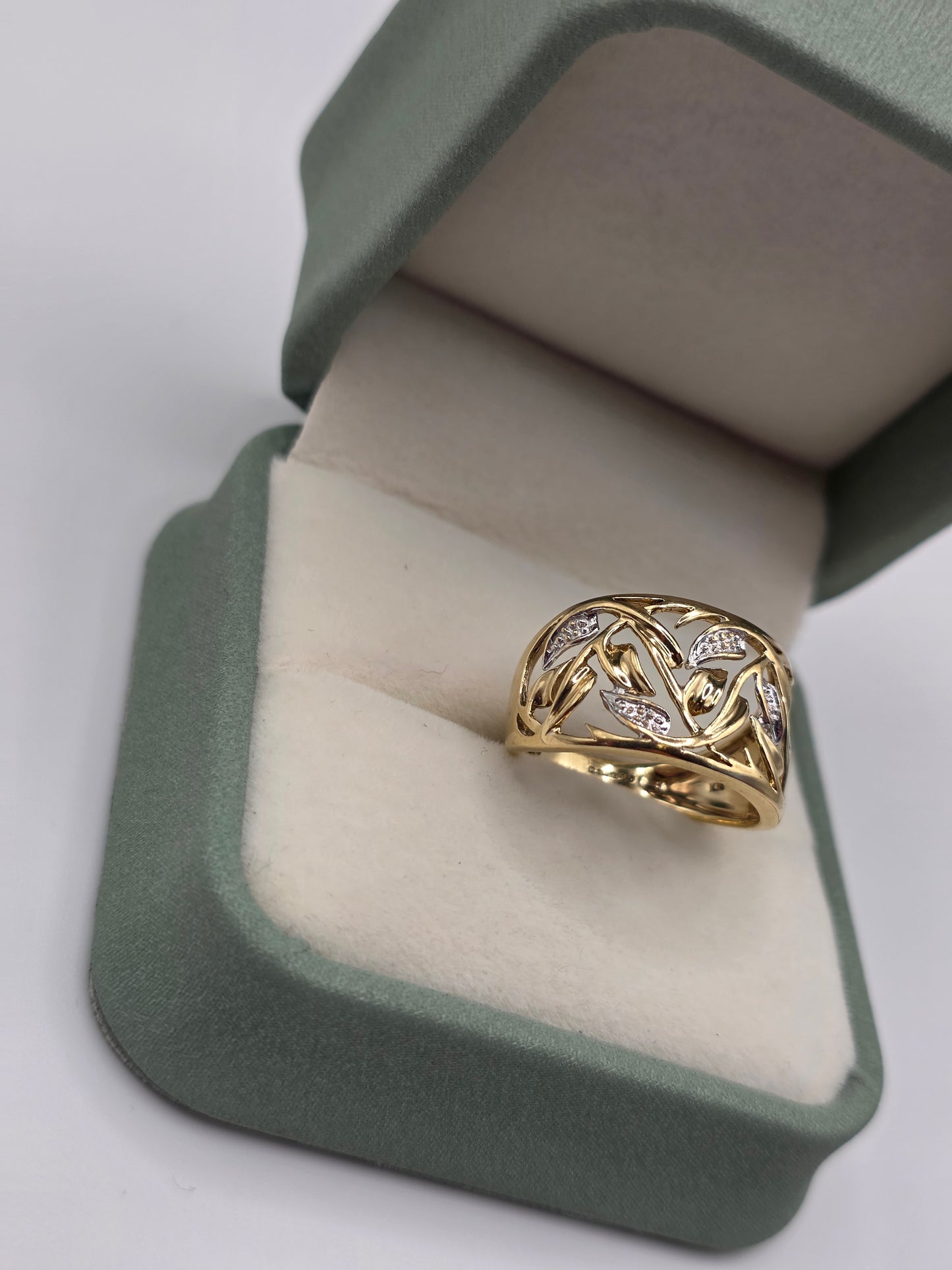9ct gold floral ring