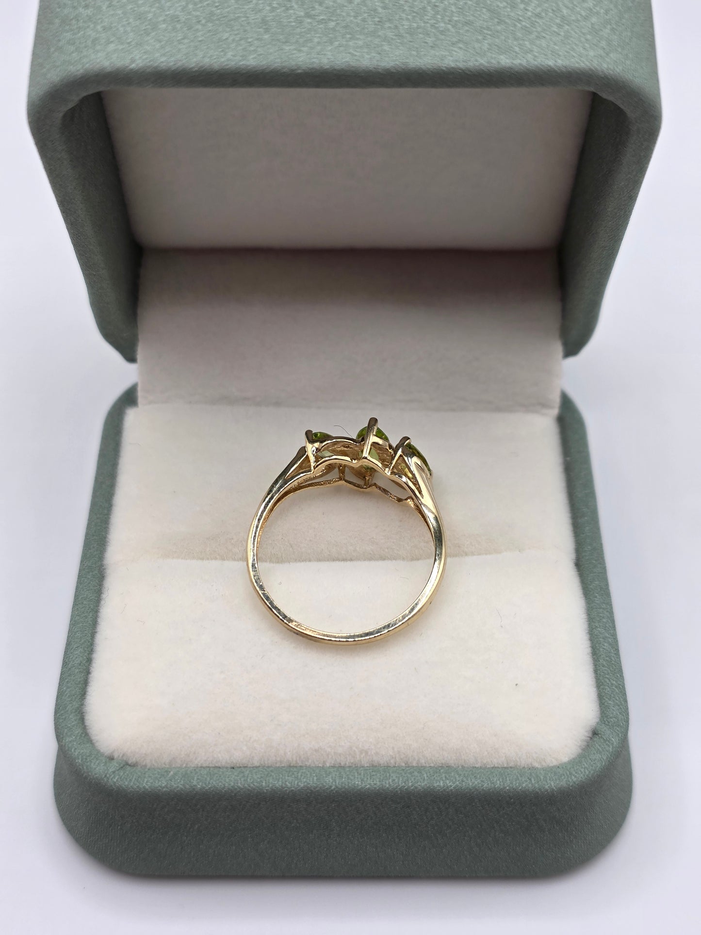 9ct gold peridot and diamond ring