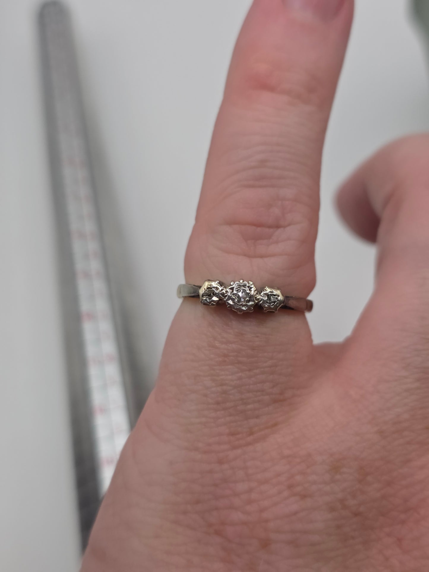 Vintage 9ct gold and platinum diamond ring