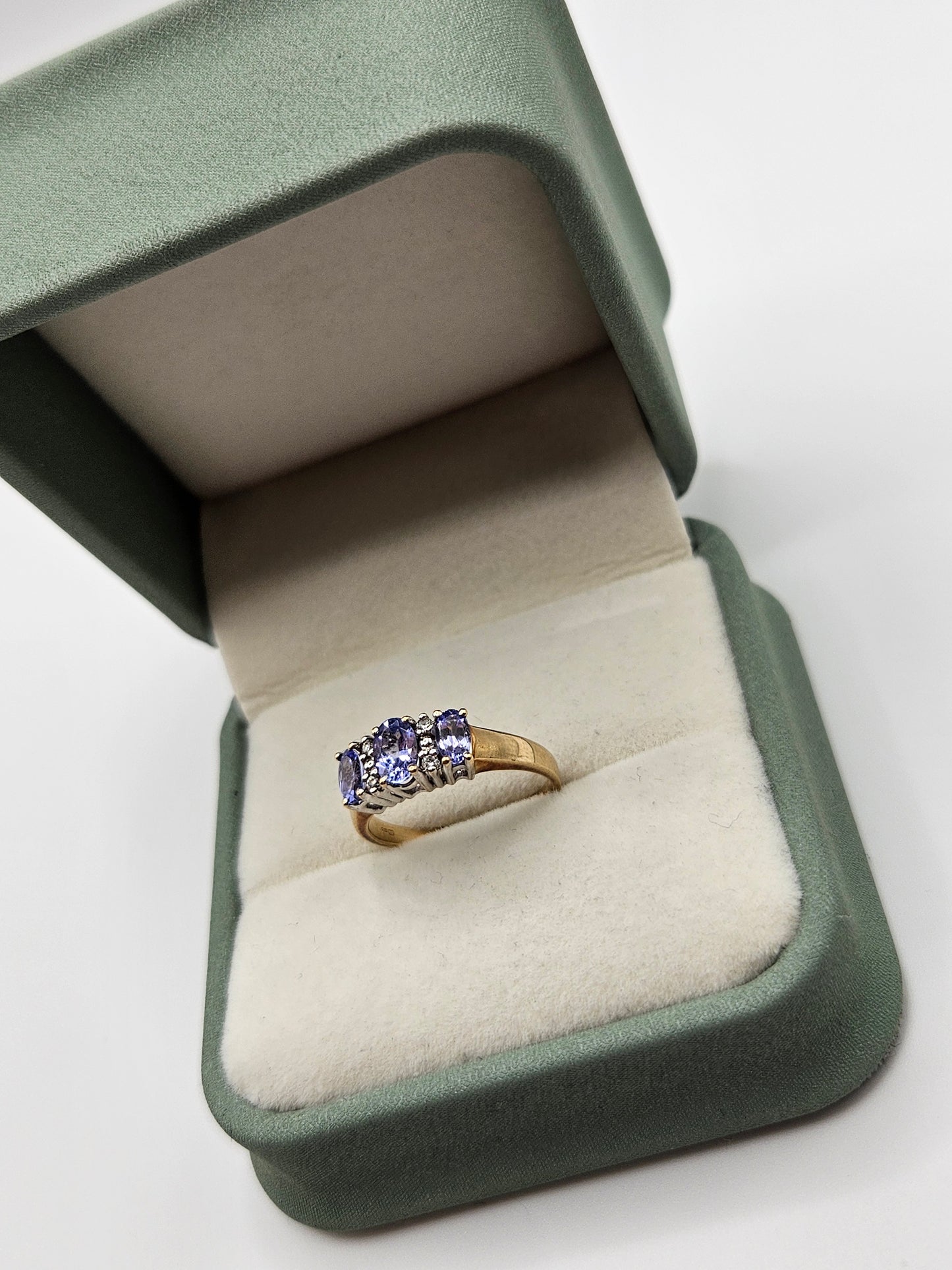 9ct gold tanzanite and diamond ring