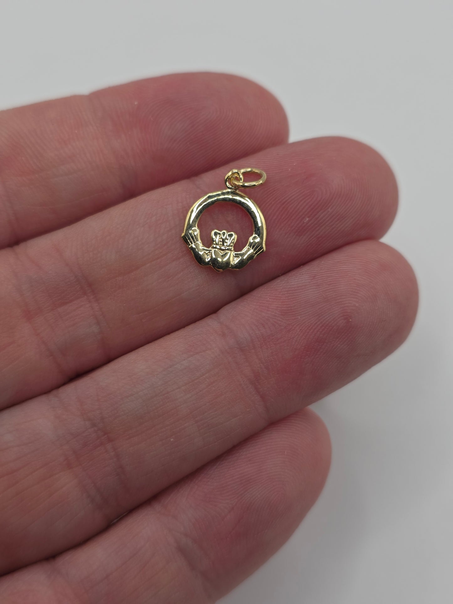 9ct gold claddagh charm
