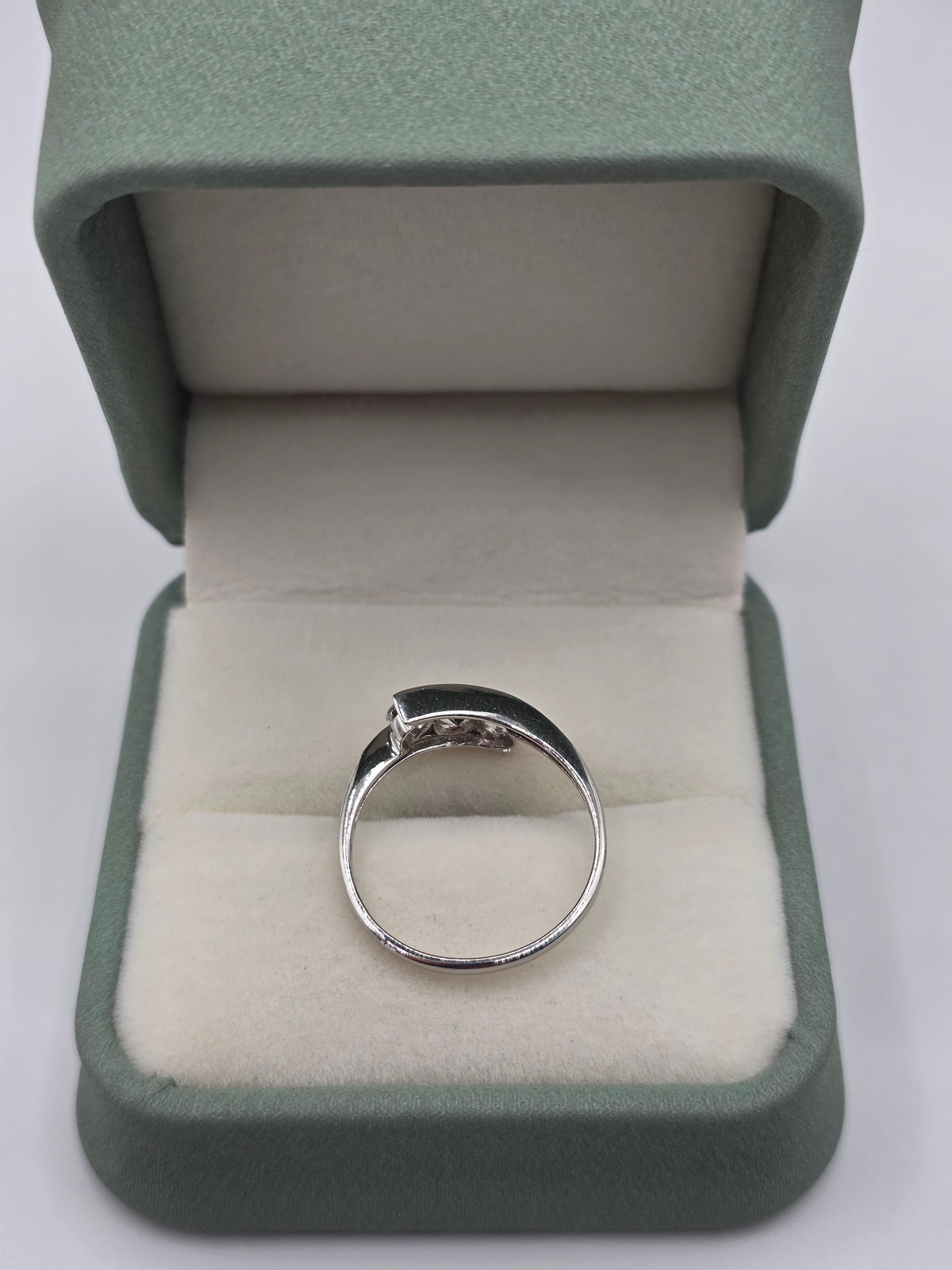 9ct white gold cz ring