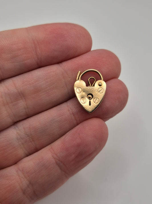9ct gold padlock (30)