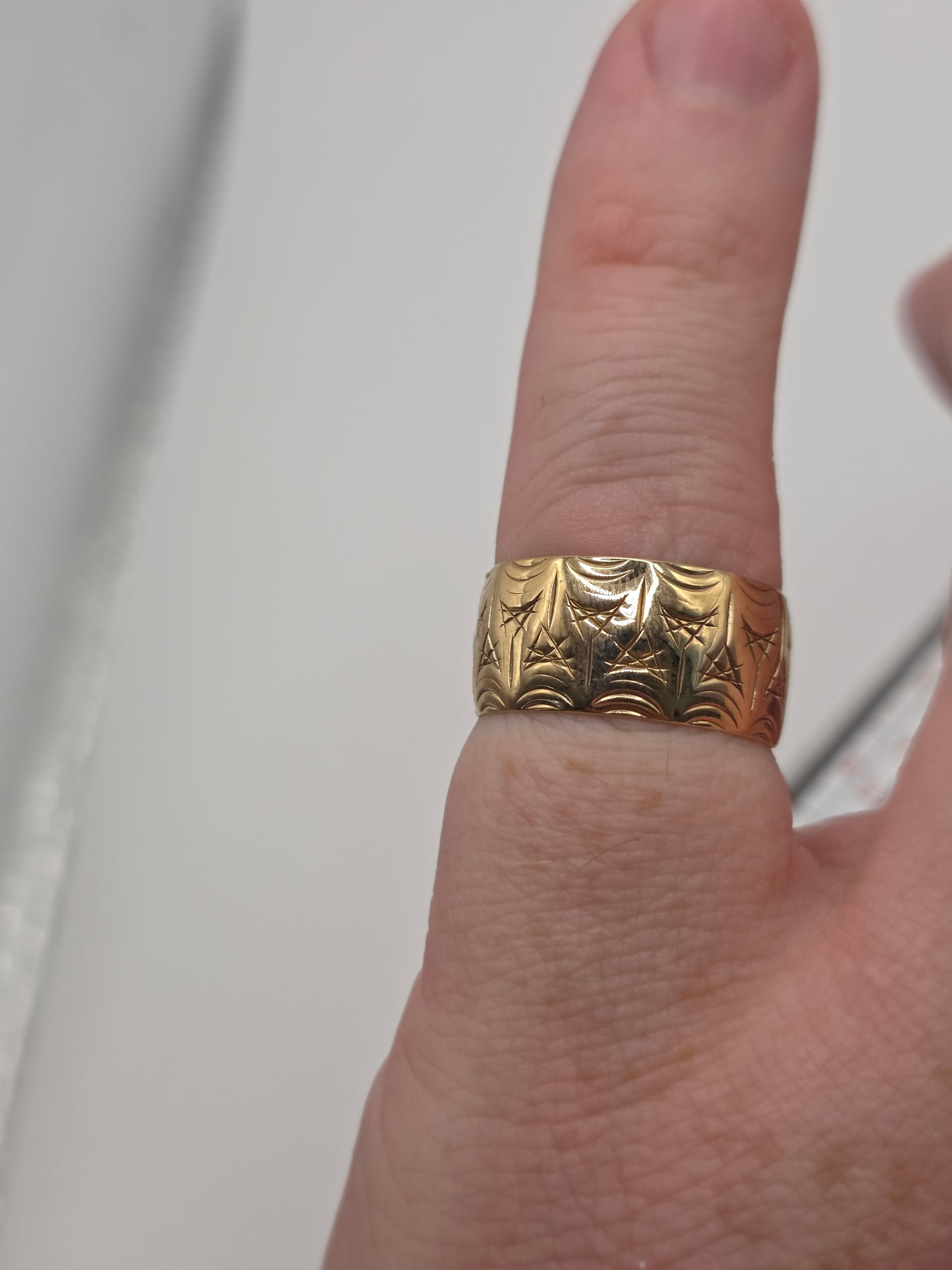 9ct gold patterned band ring