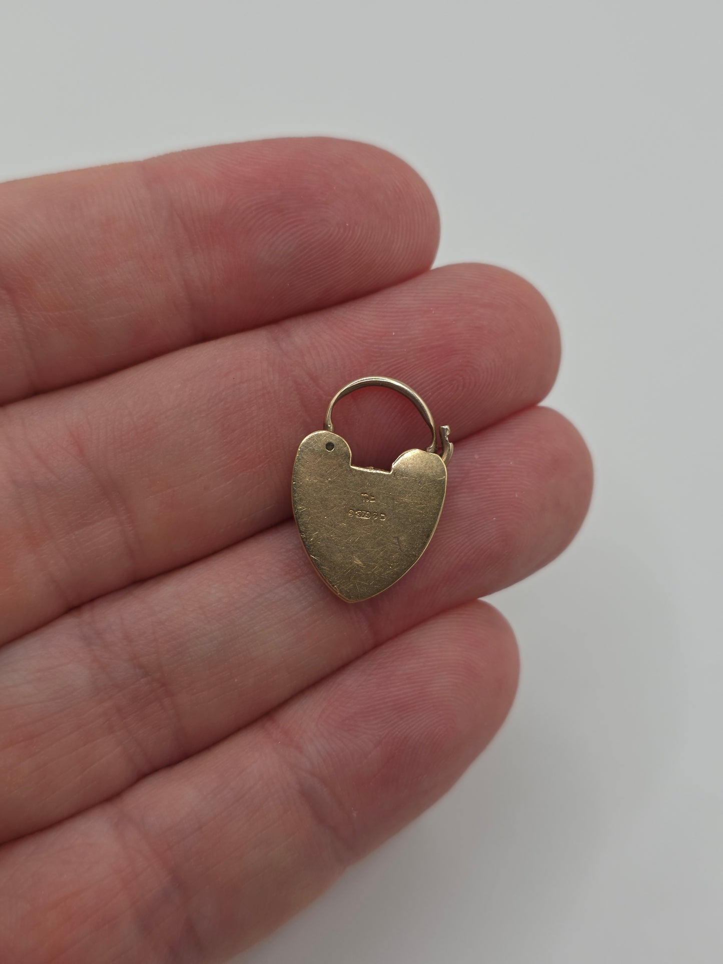 9ct gold padlock 69