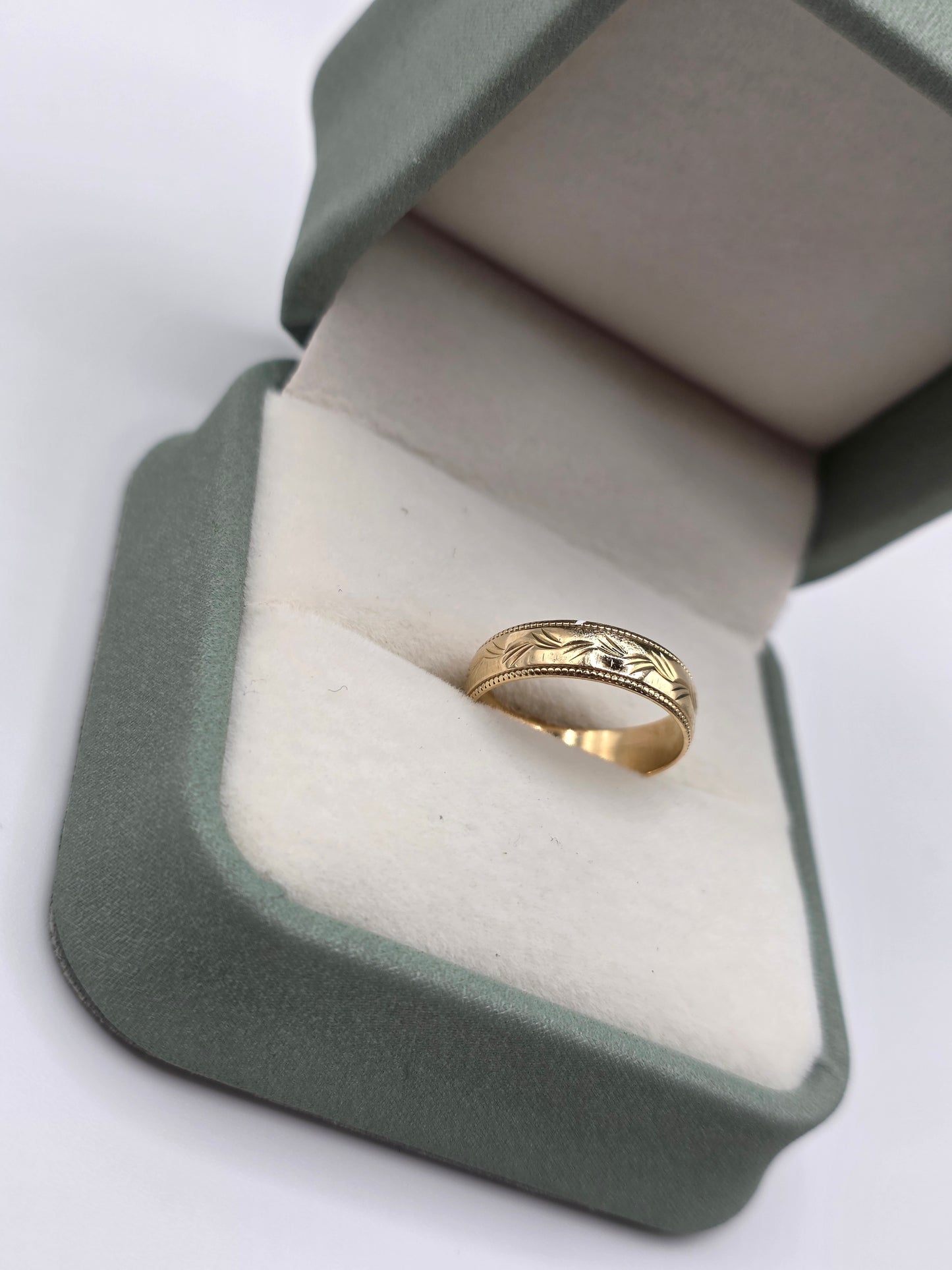 9ct gold patterned band ring
