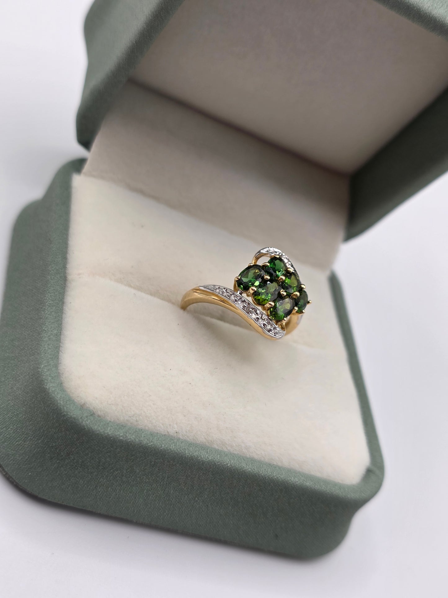 9ct gold diopside and diamond ring