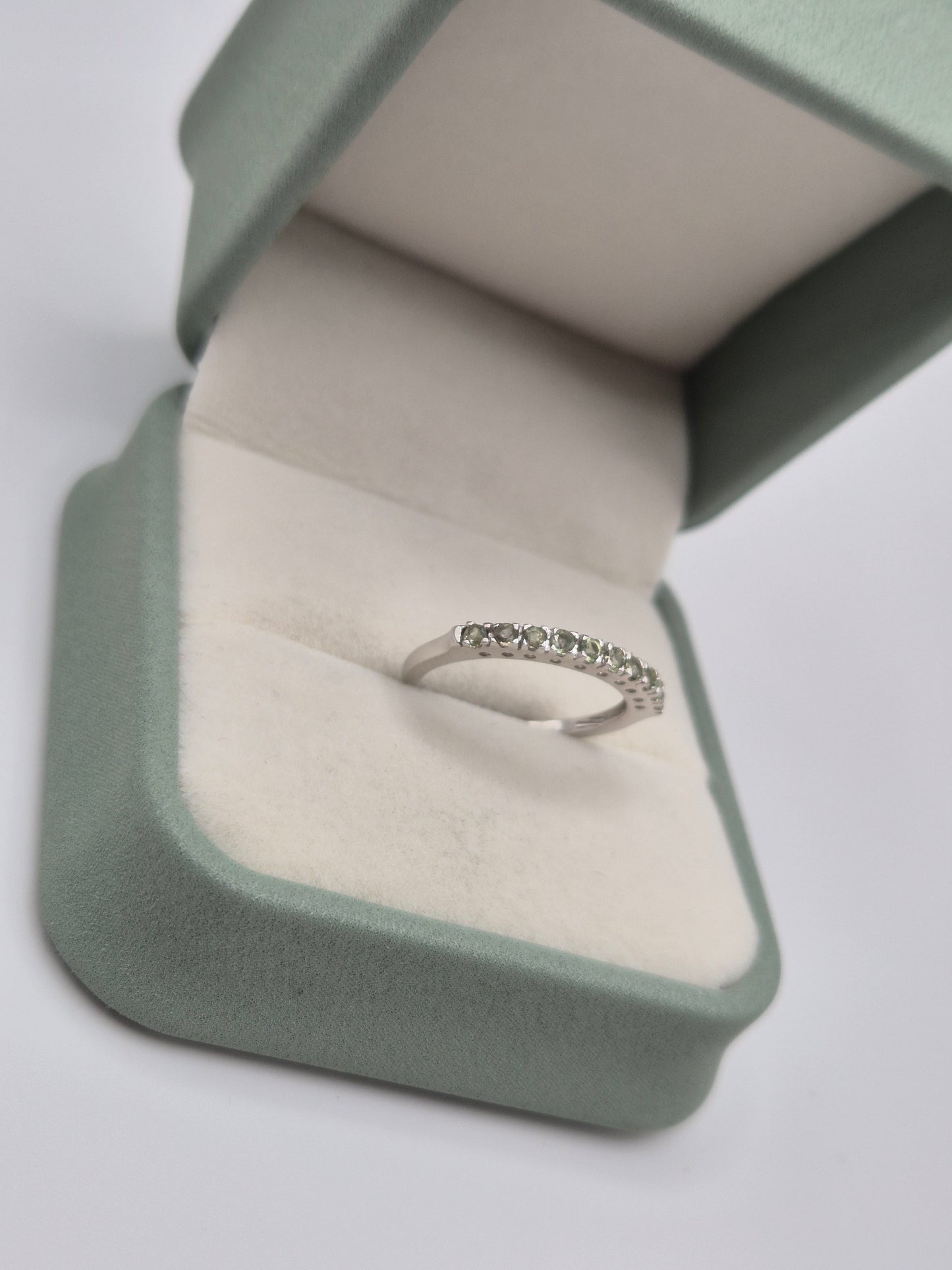 9ct white gold green sapphire ring