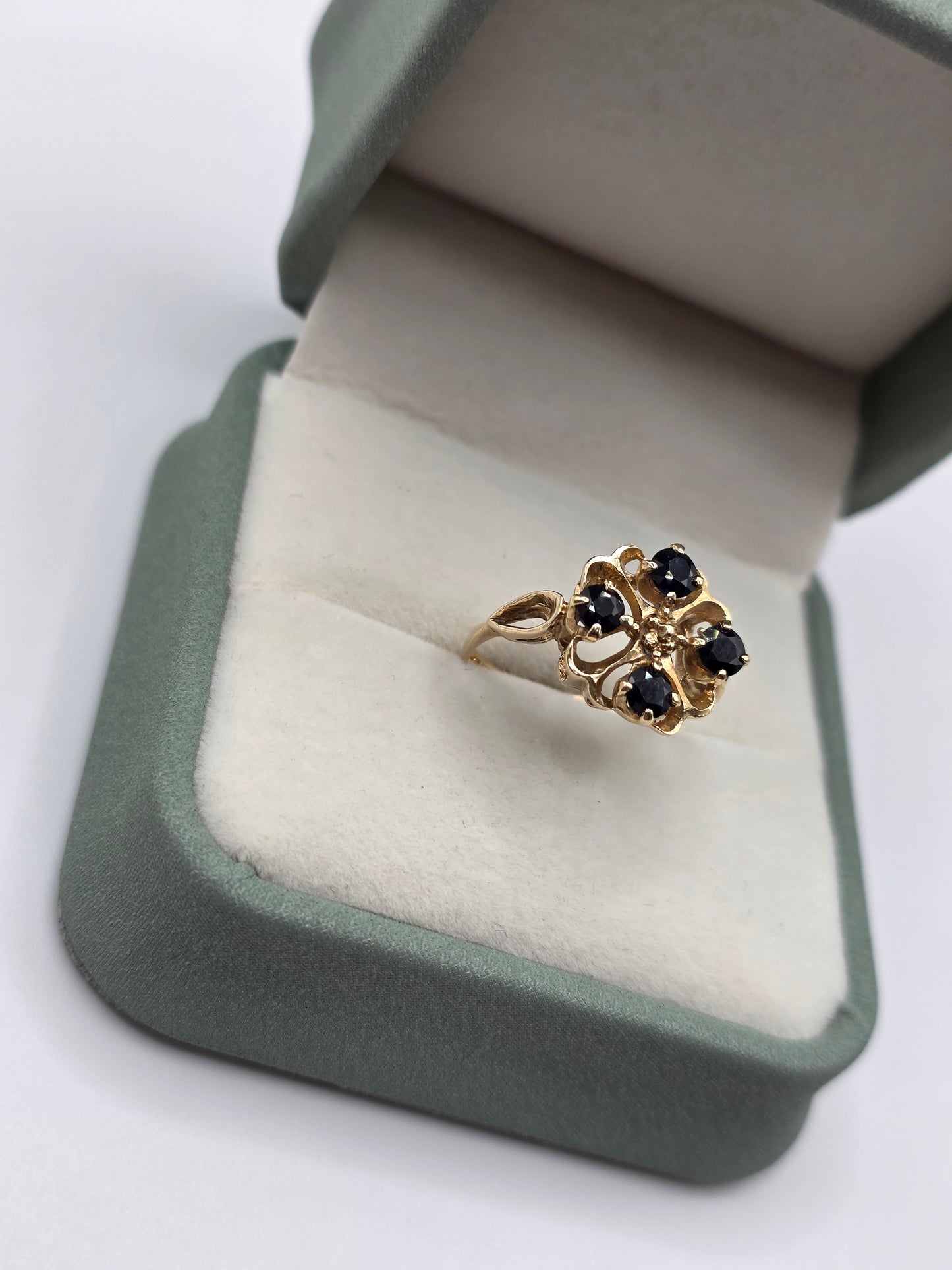 Vintage 9ct gold sapphire ring