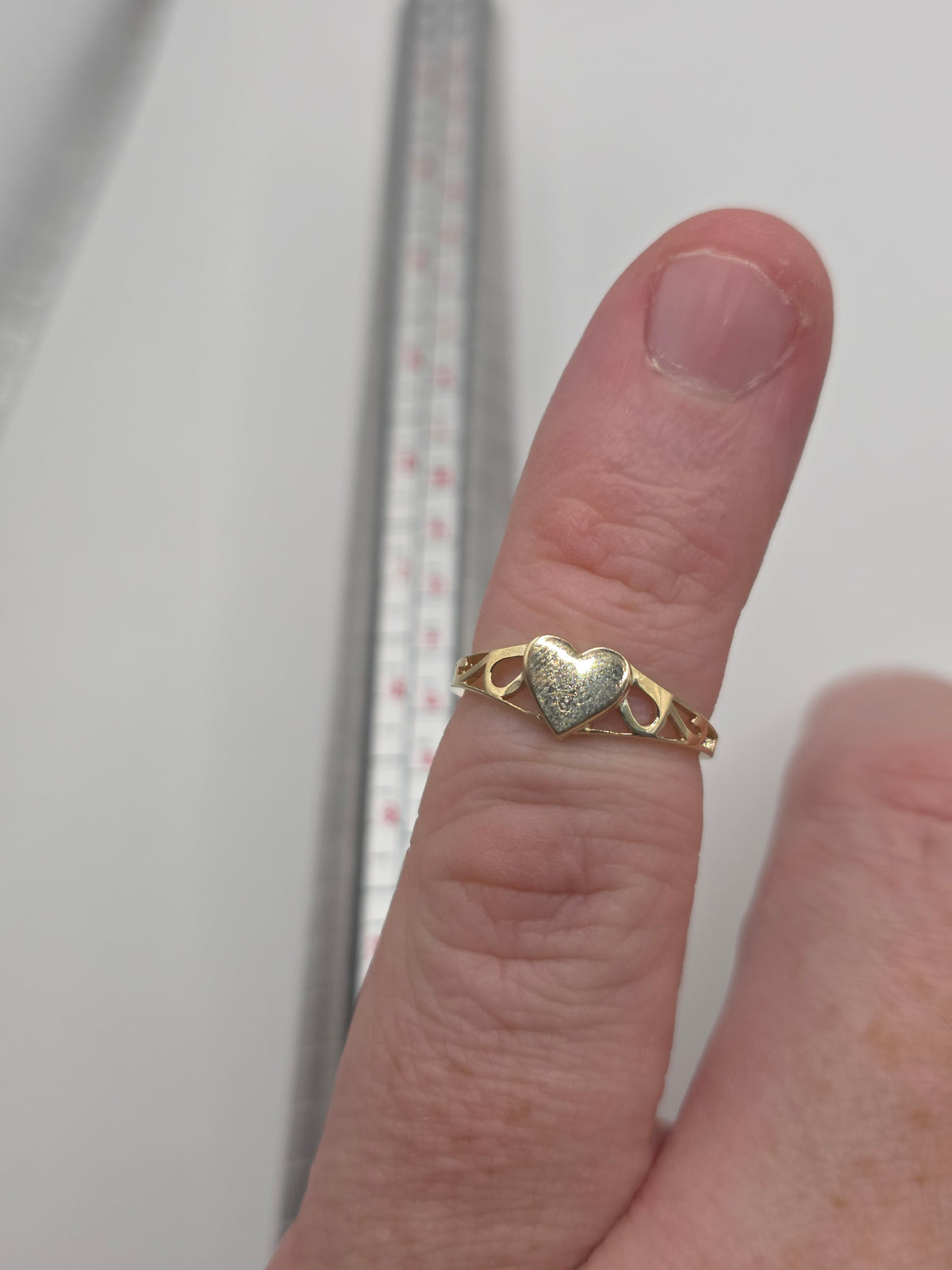 9ct gold heart signet ring