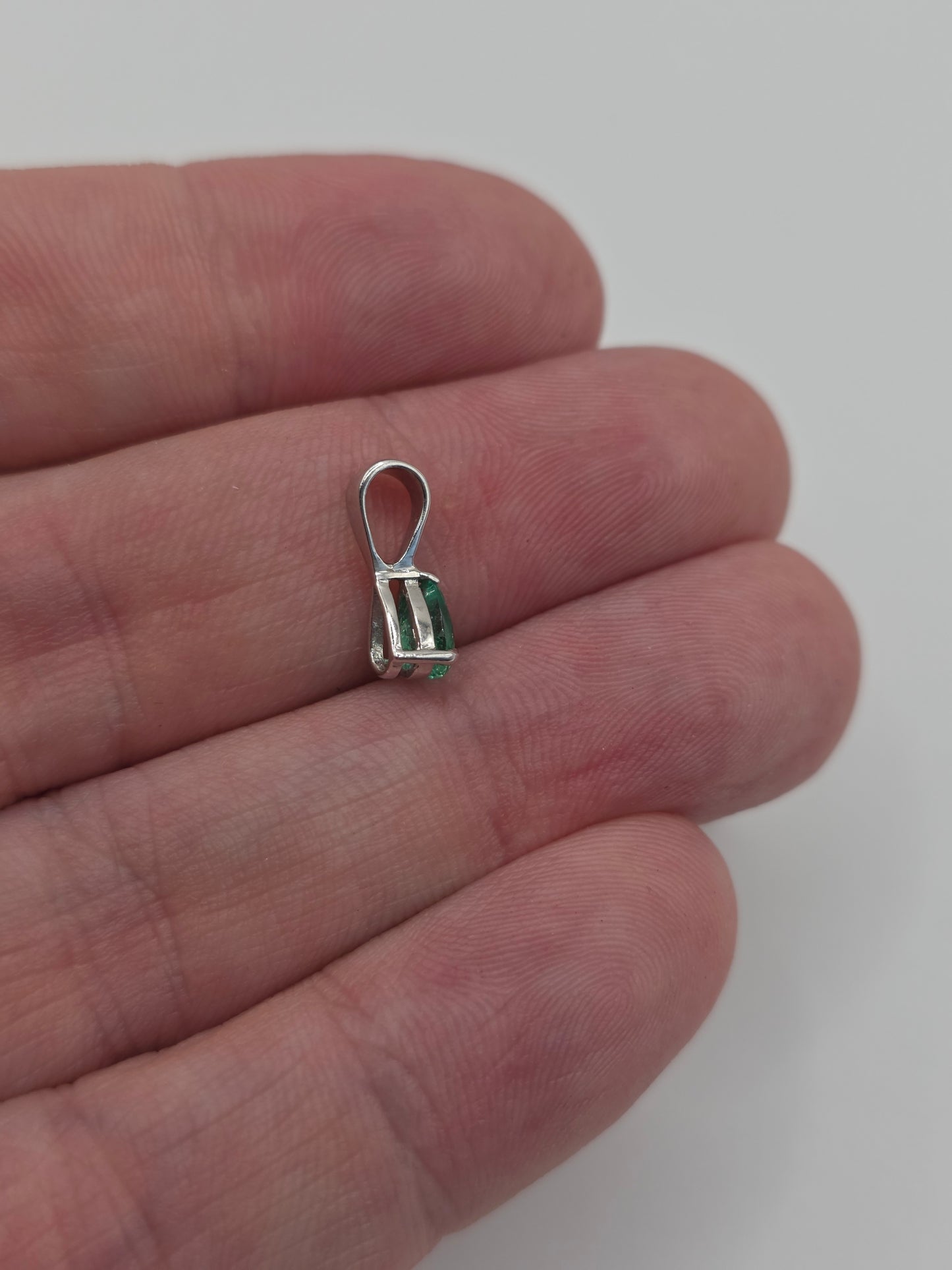 9ct white gold emerald pendant