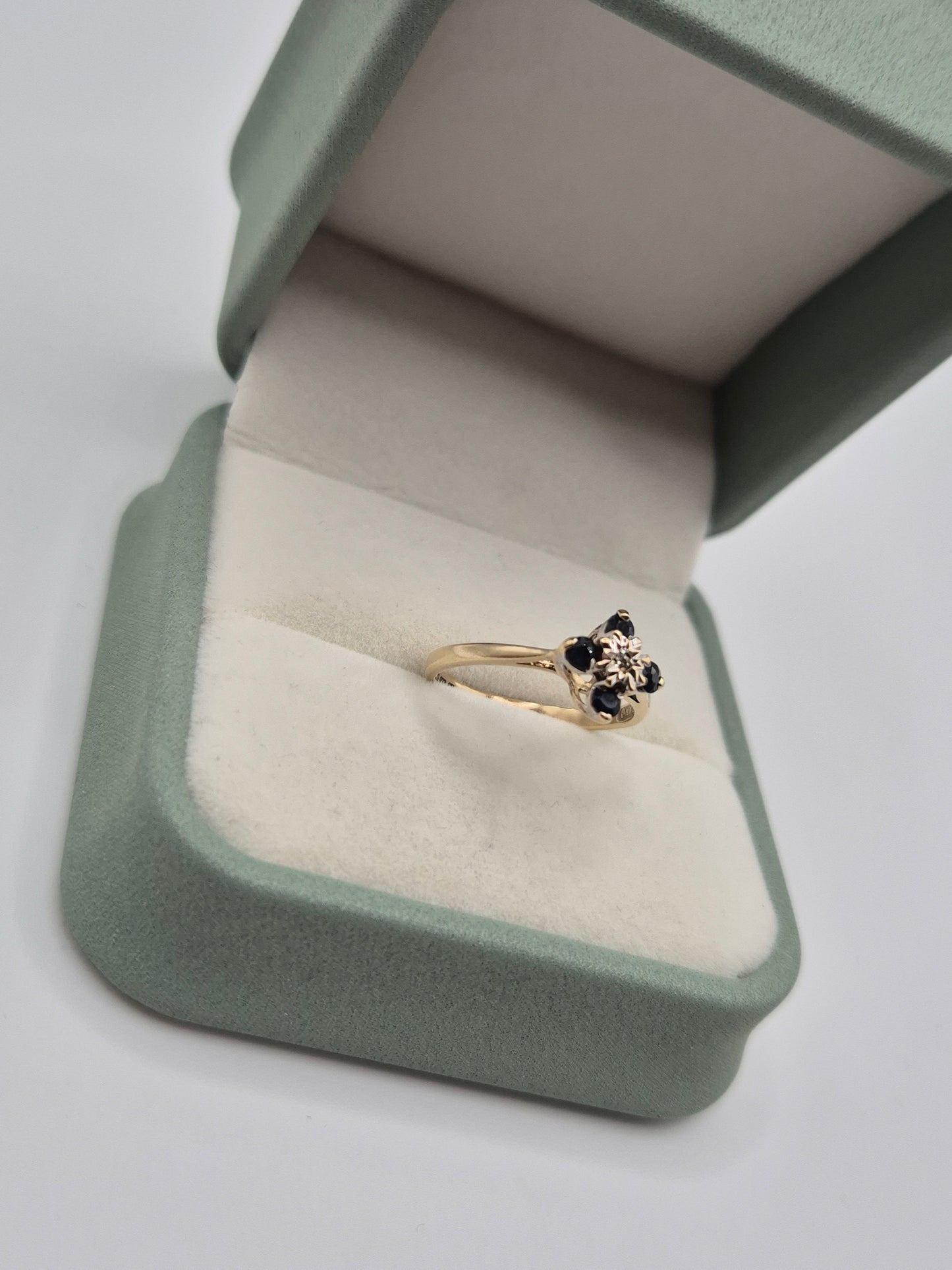 9ct gold sapphjre and diamond ring