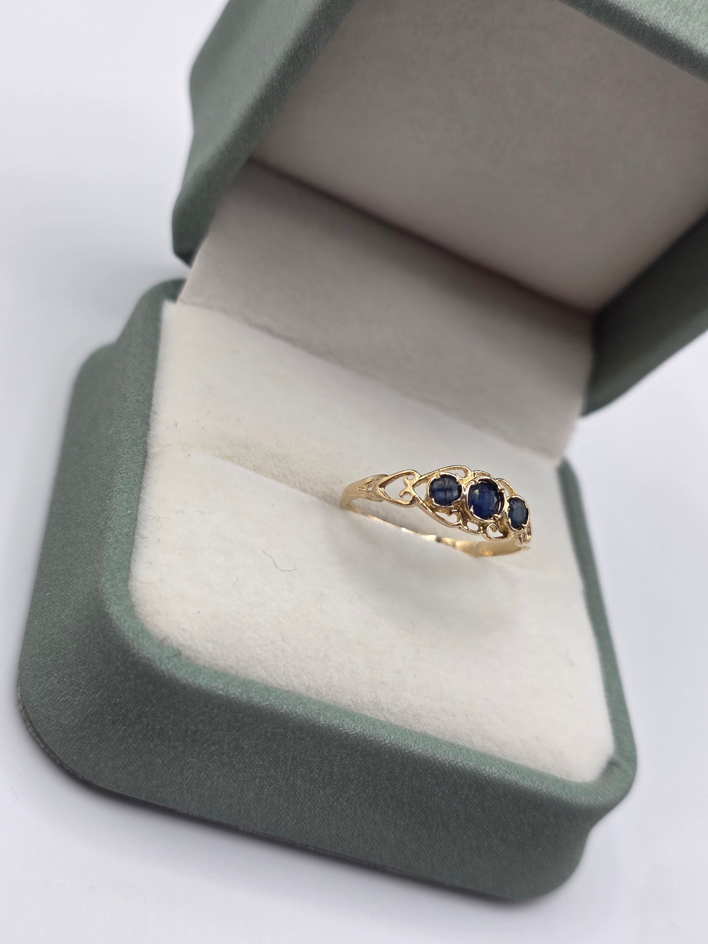 9ct gold sapphire ring