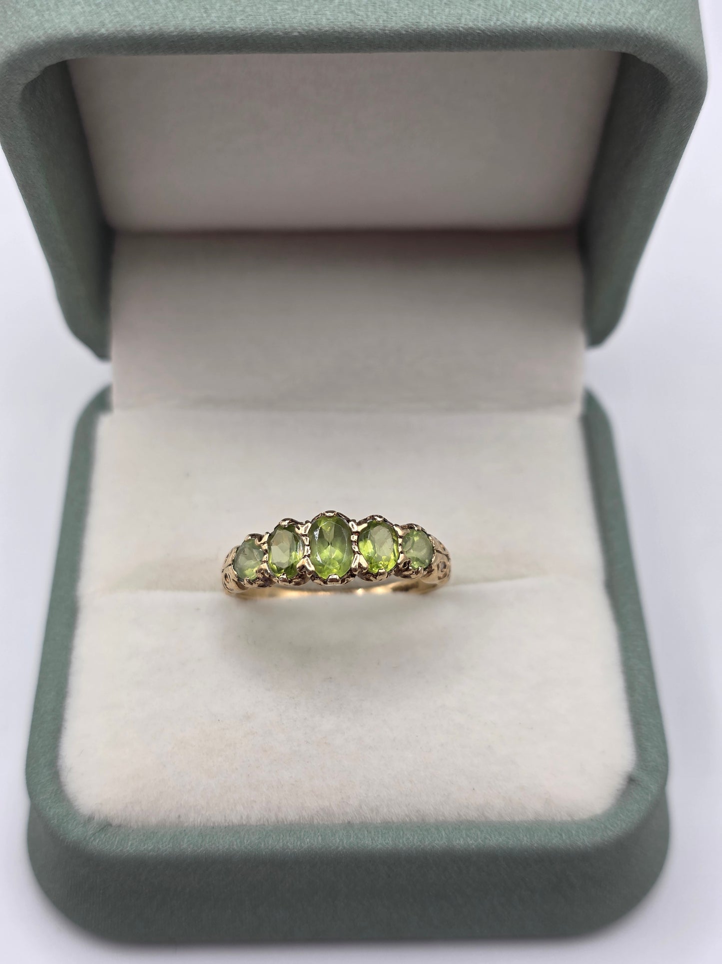 9ct gold peridot ring
