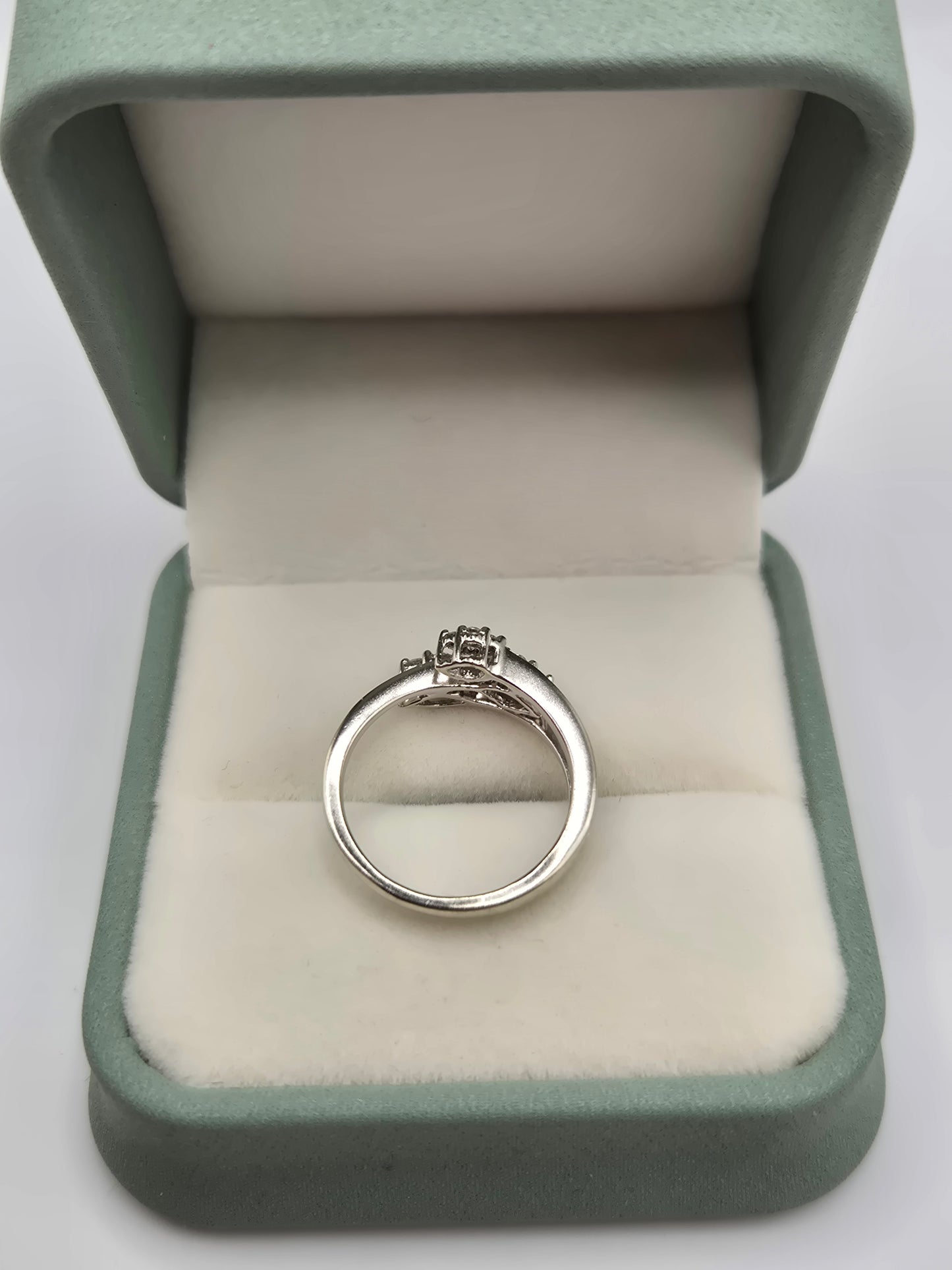 9ct white gold diamond ring