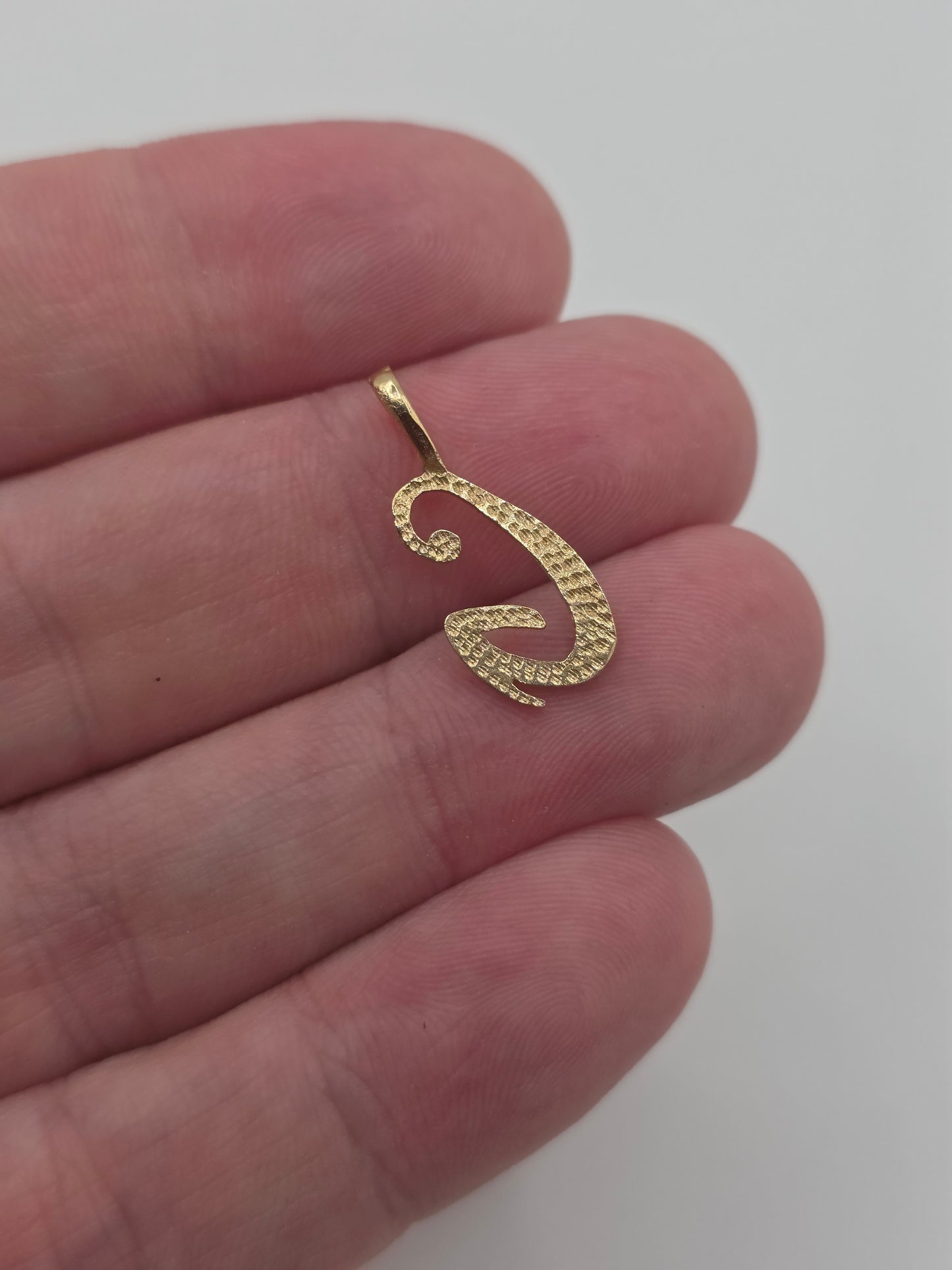 9ct gold initial G pendant