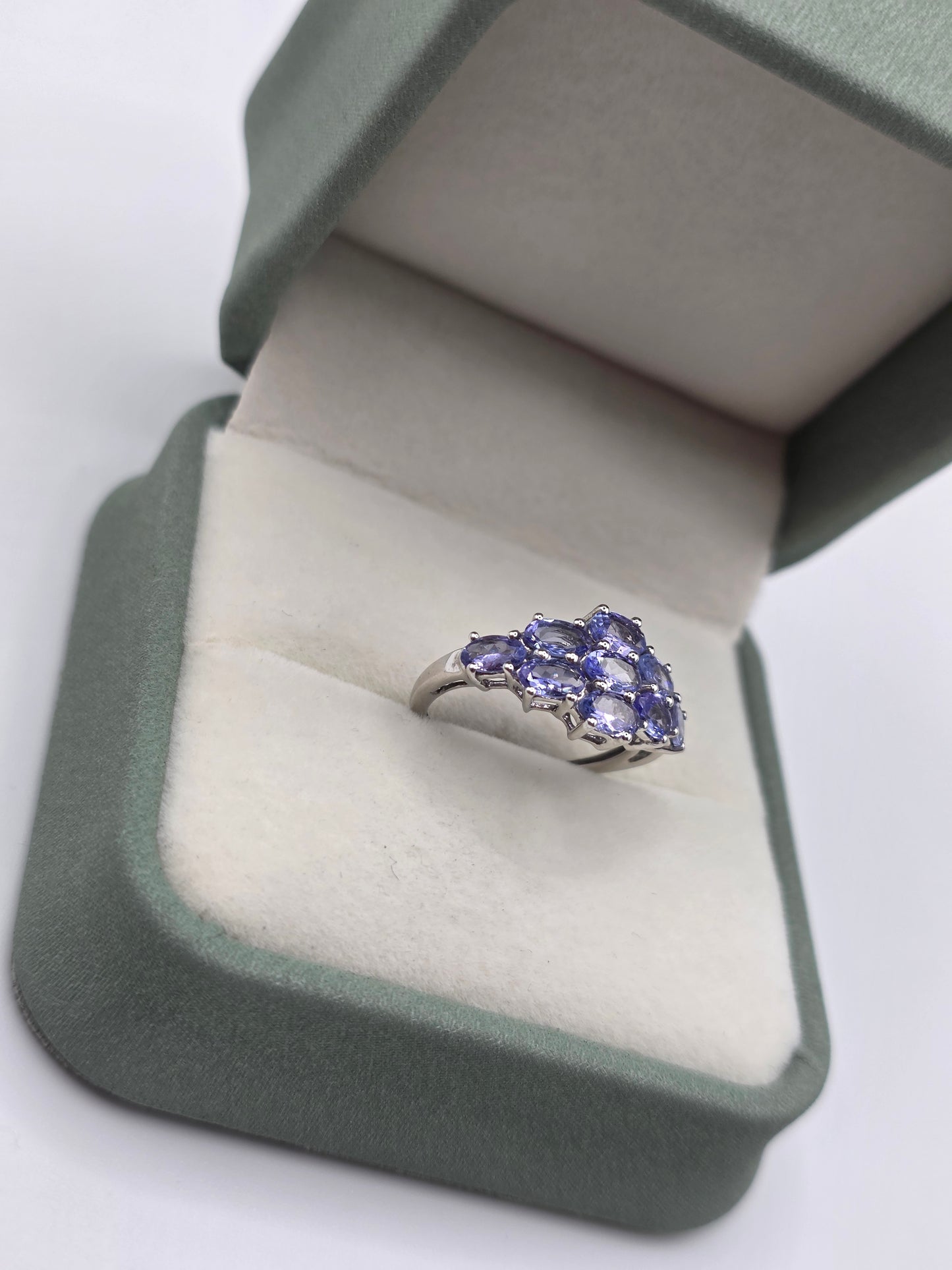 9ct white gold tanzanite ring