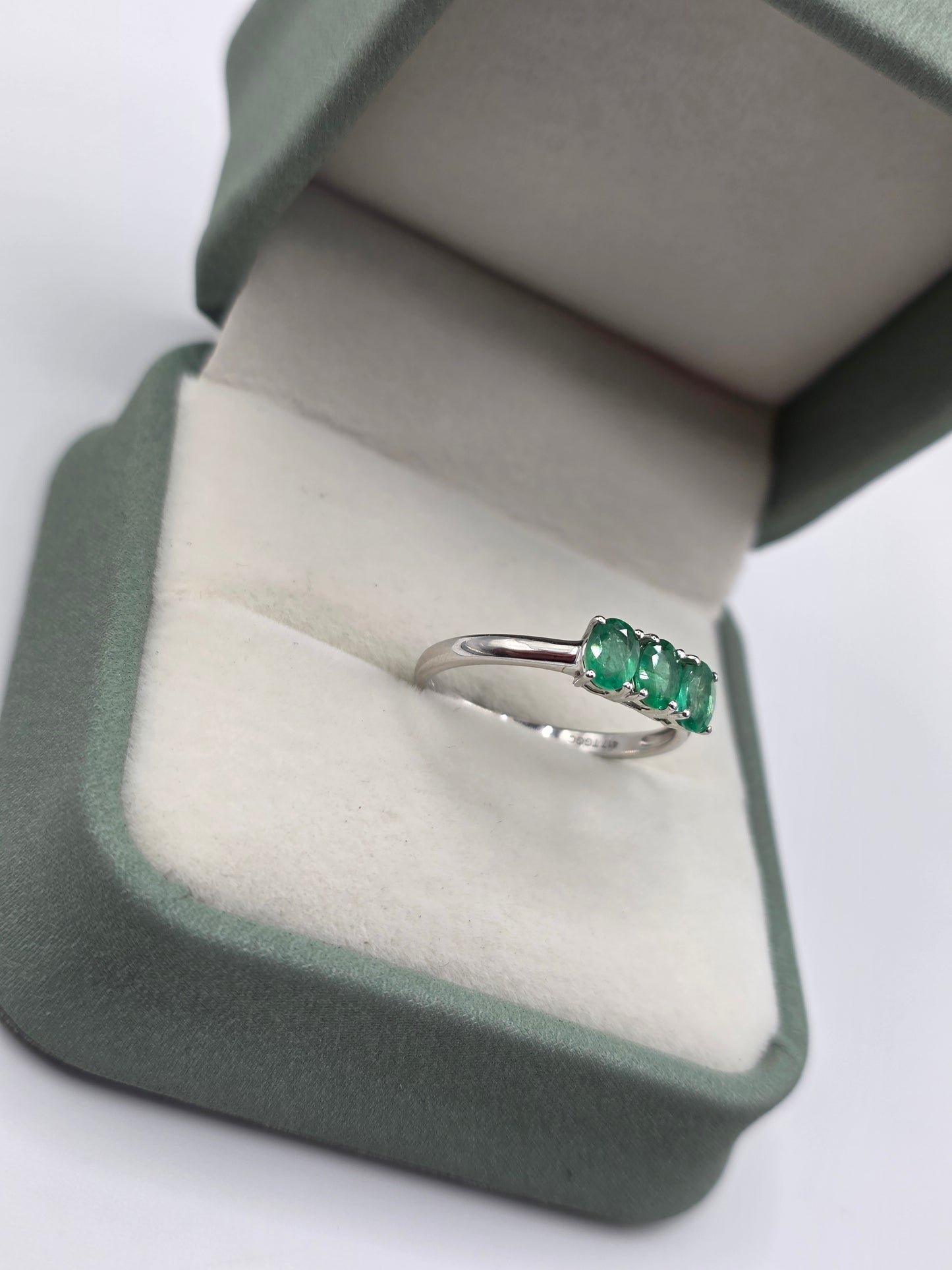 9ct white gold emerald ring