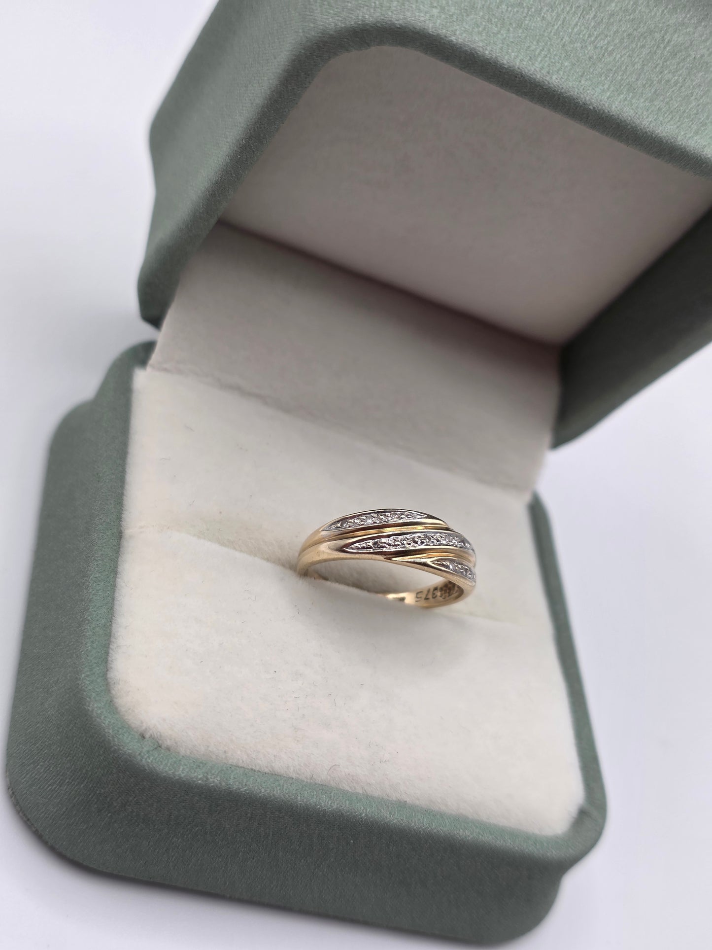 9ct gold diamond ring