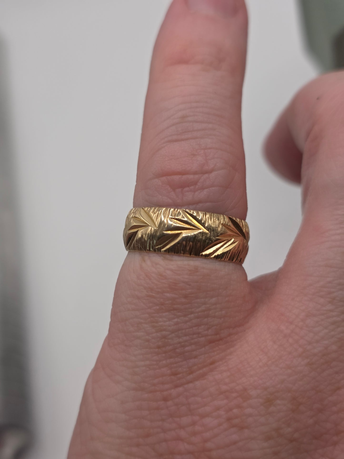 9ct gold patterned band ring