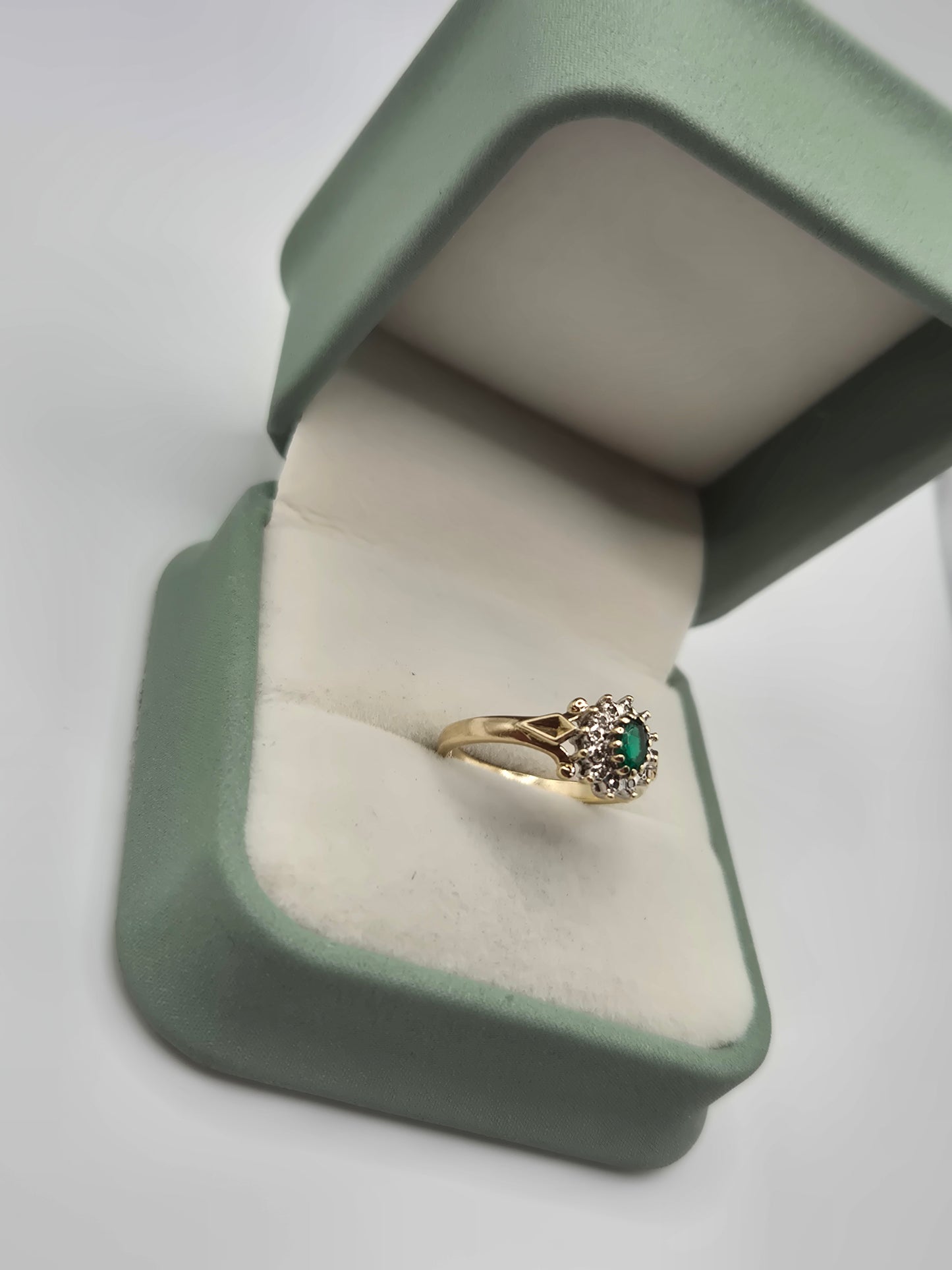 9ct gold diopside and diamond ring