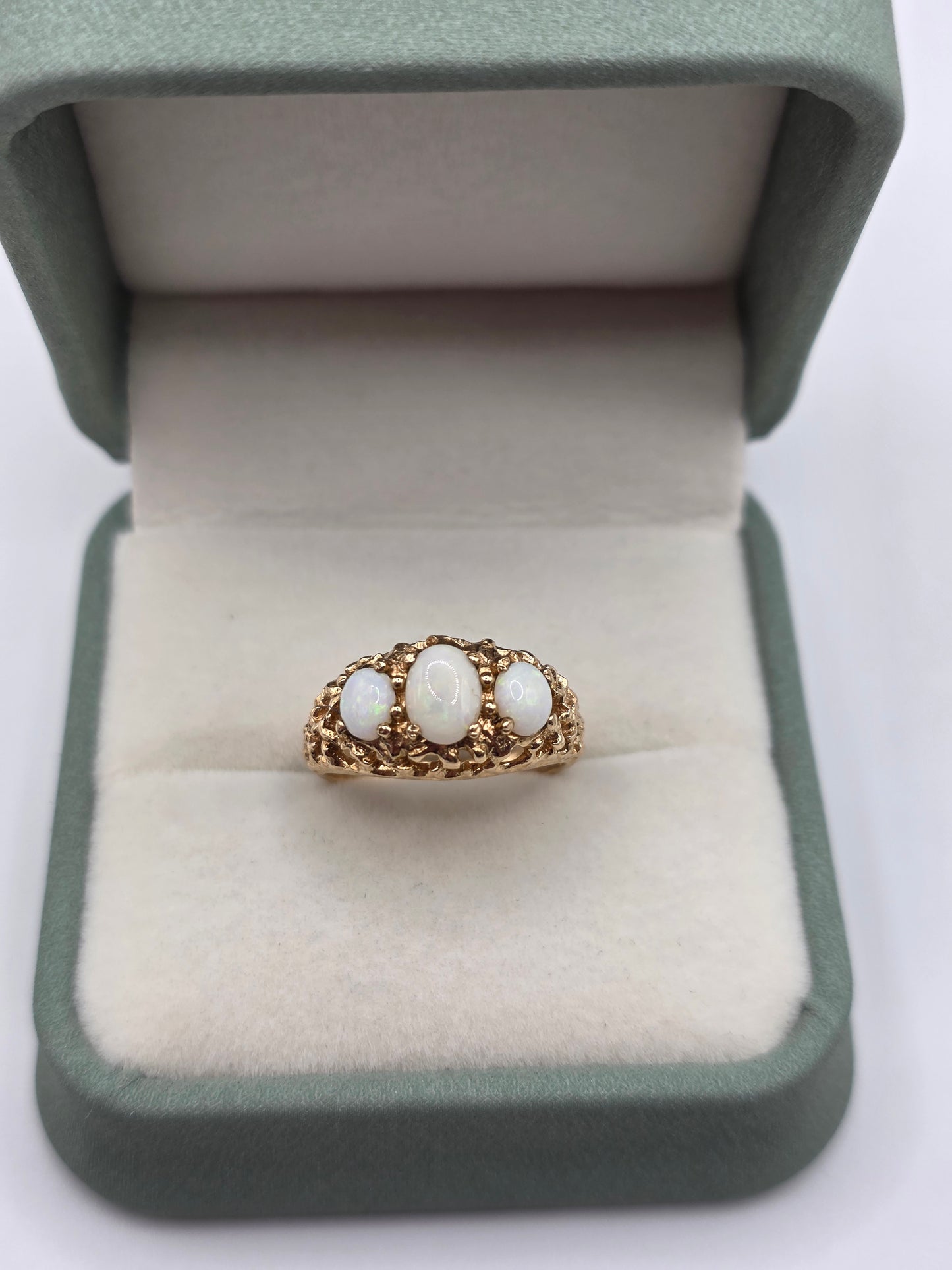 Heavy 9ct gold opal ring
