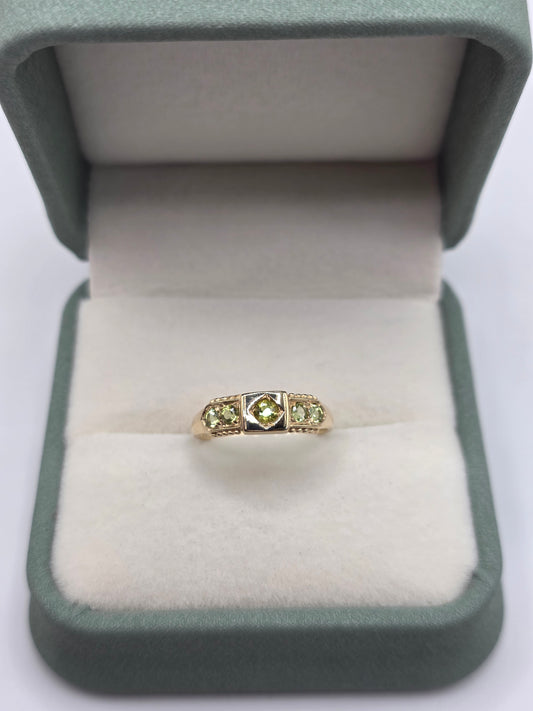 9ct gold peridot ring