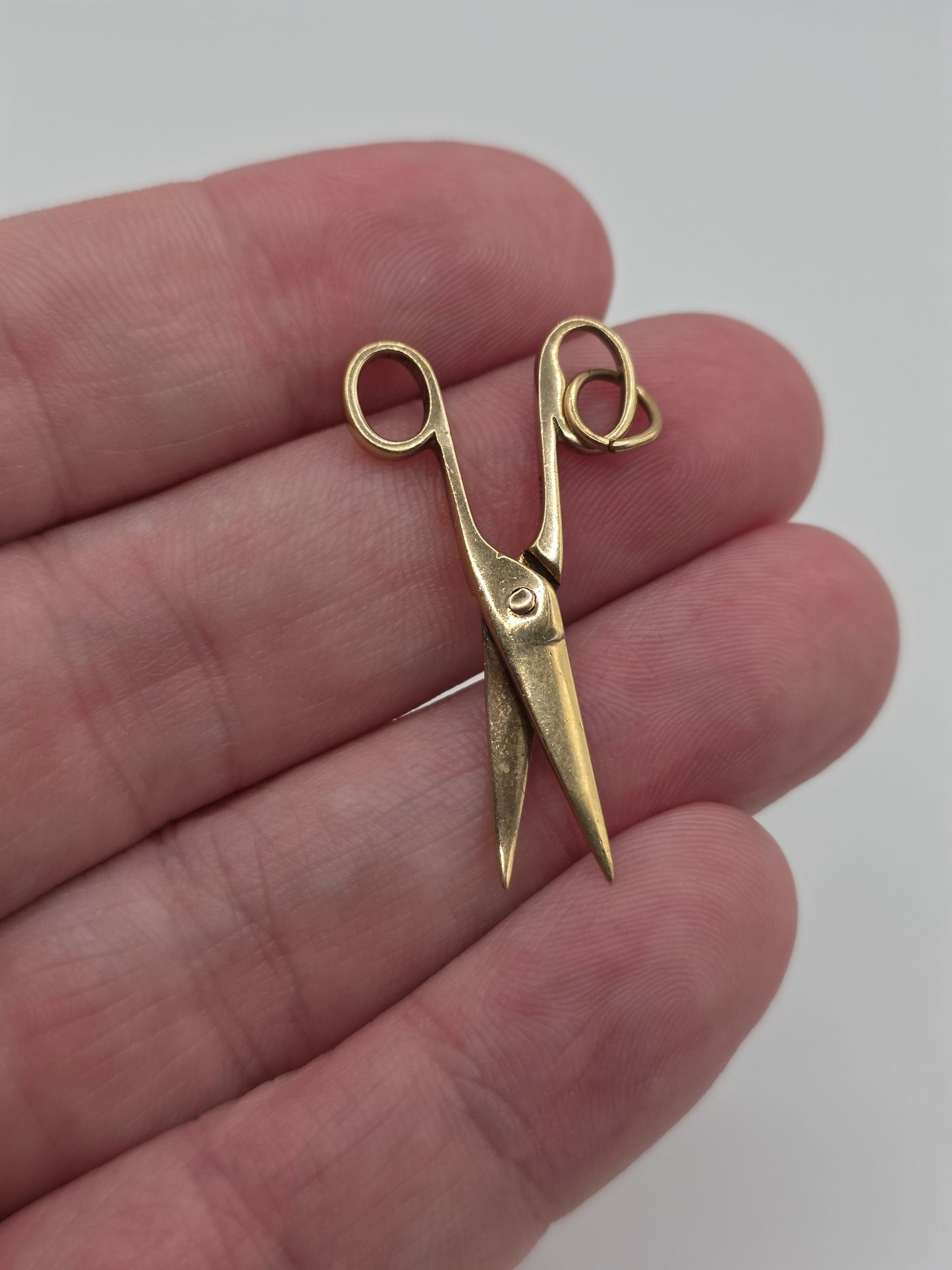 9ct gold scissors pendant