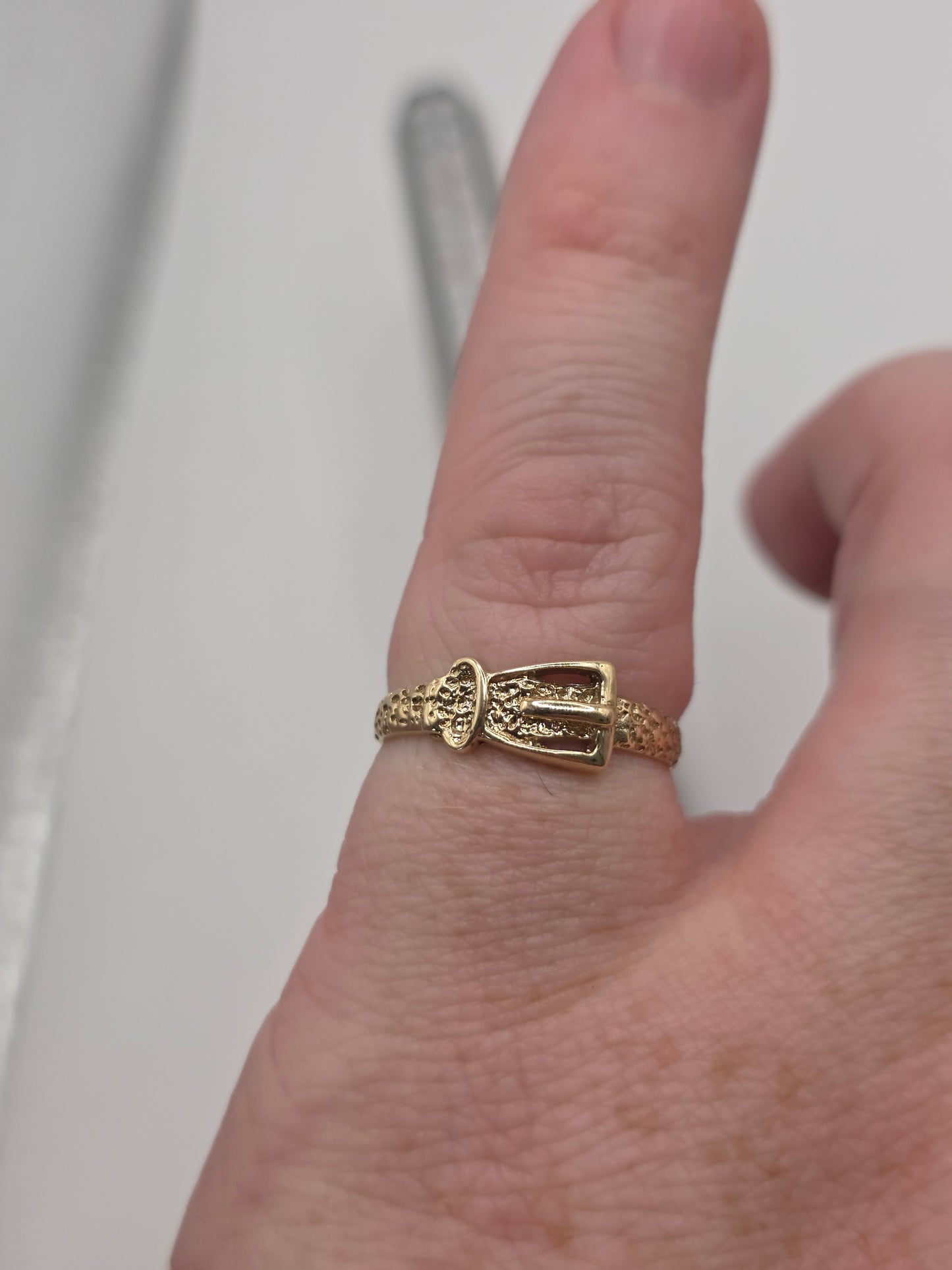 9ct gold buckle ring