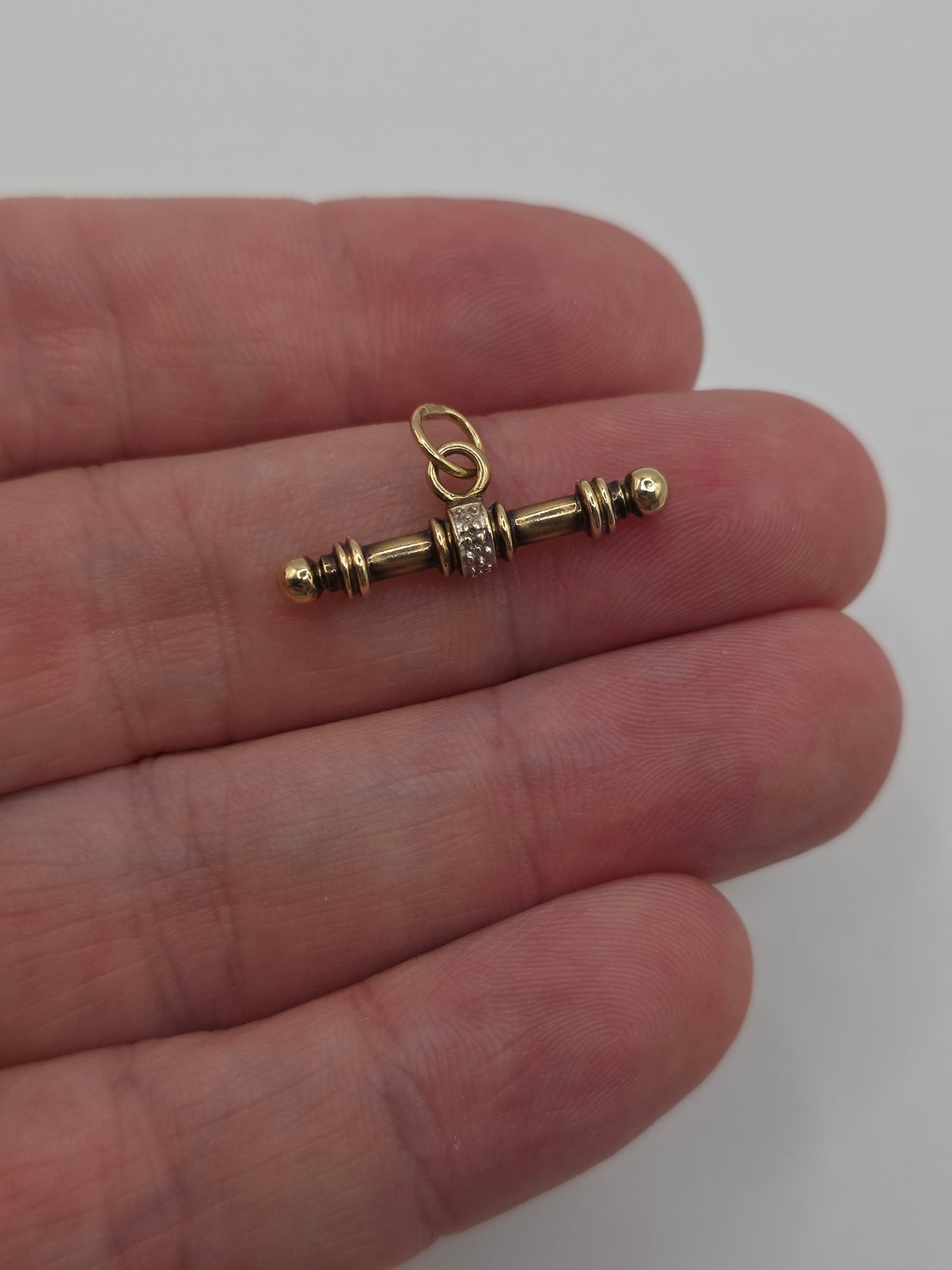 9ct gold diamond T-Bar pendant