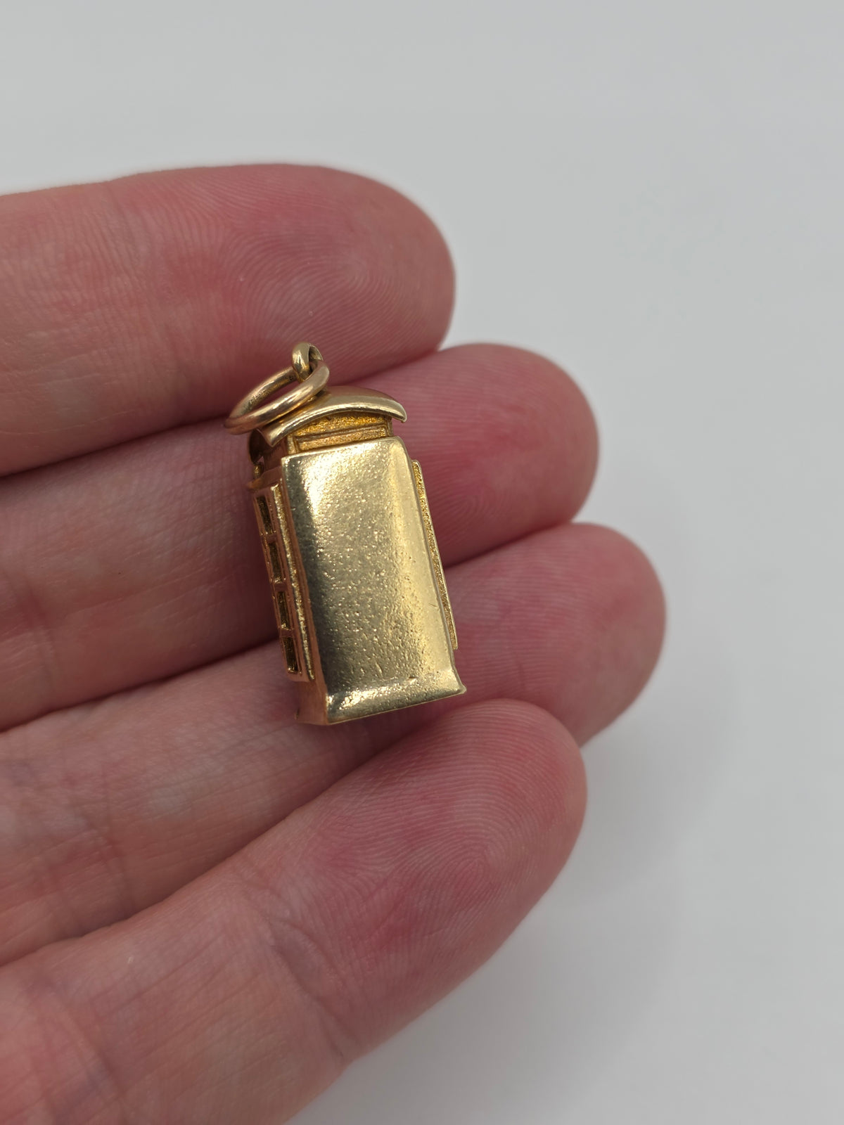Heavy 9ct gold London phone box charm