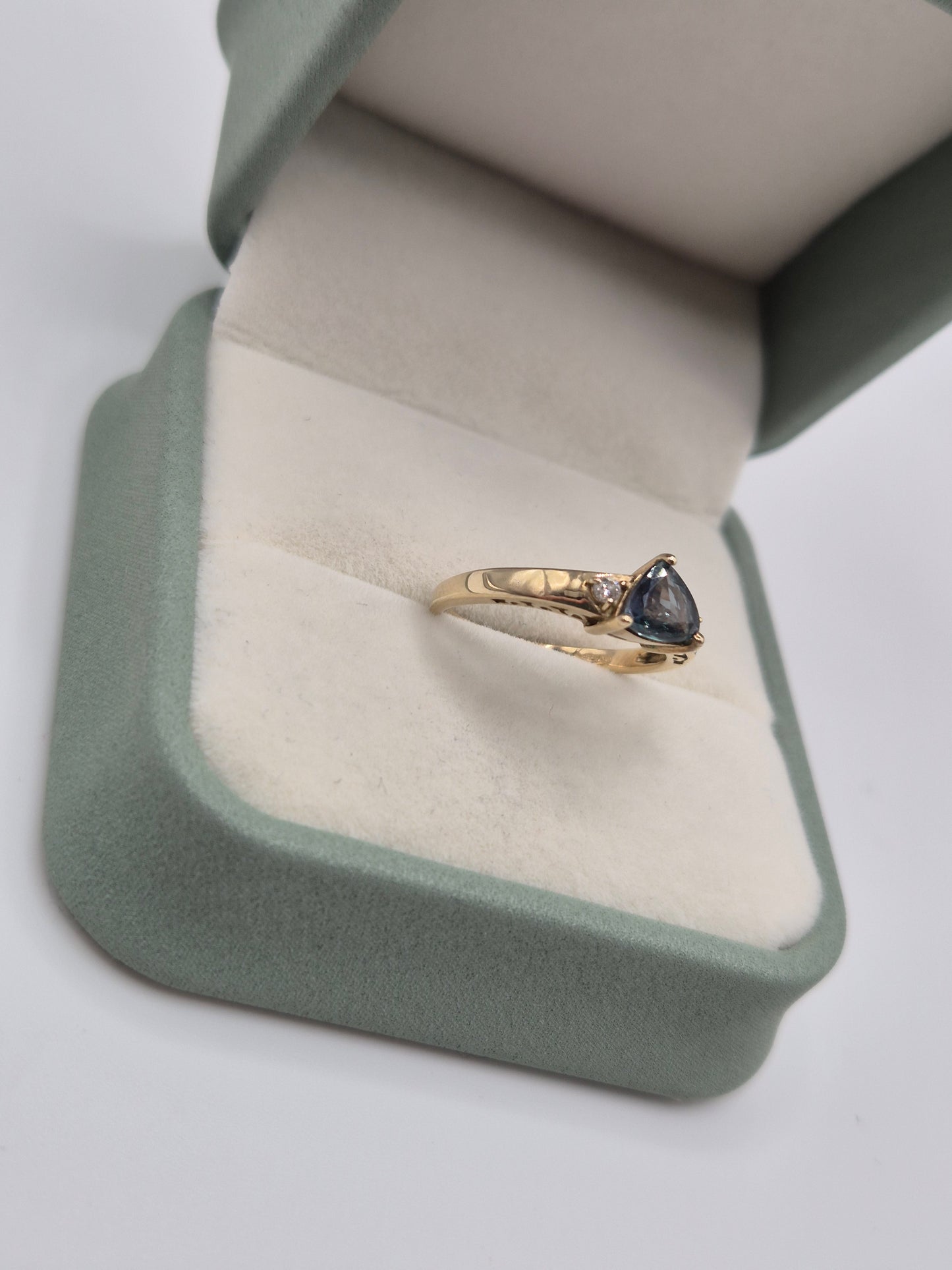 9ct gold colour change sapphire and diamond ring