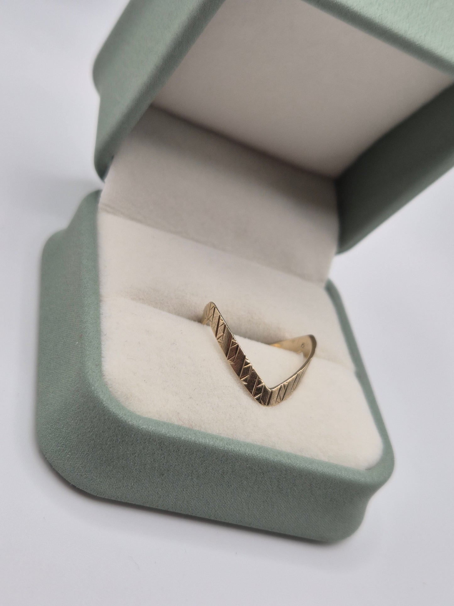 9ct gold patterned double wishbone ring