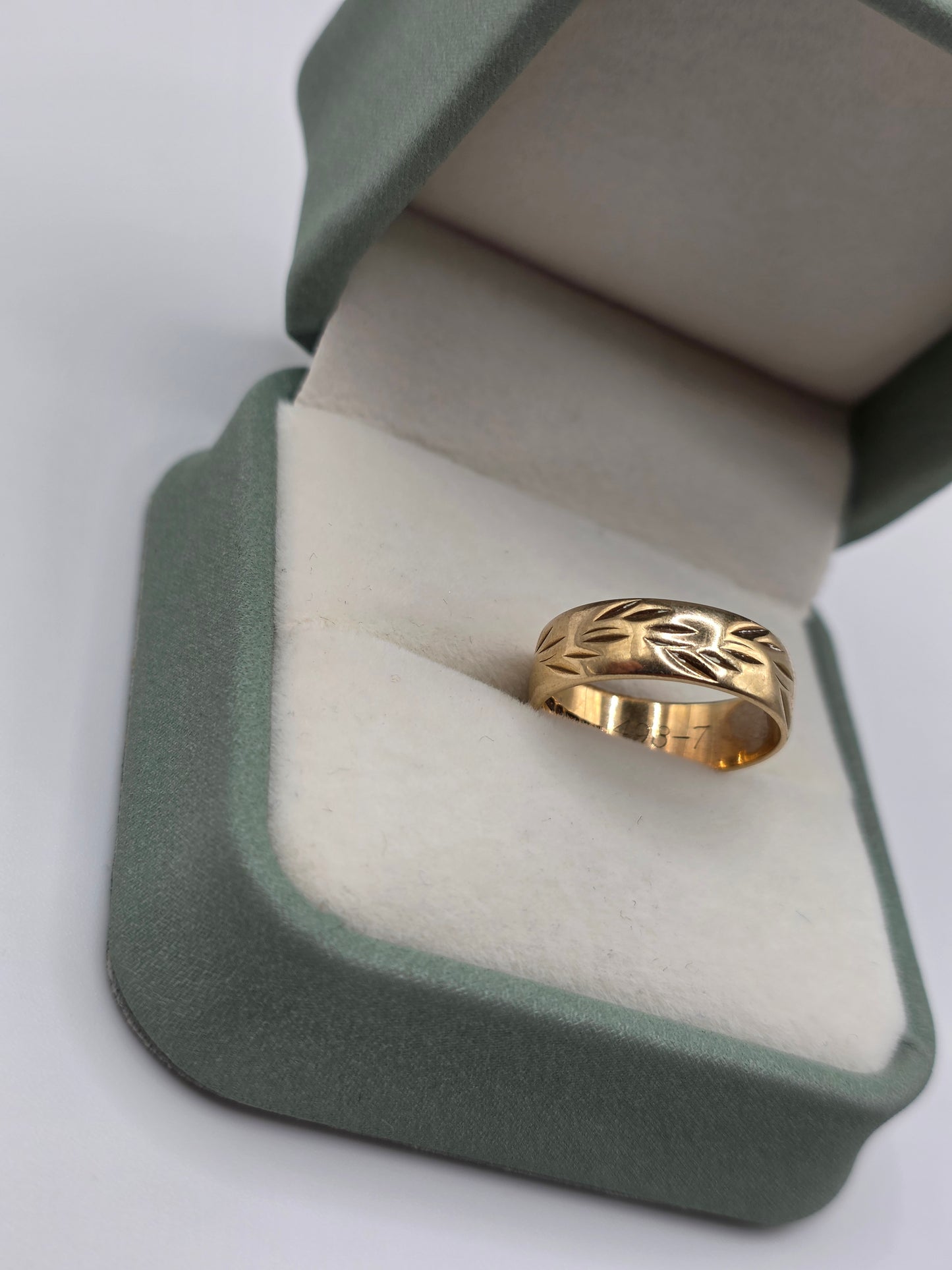 9ct gold patterned band ring