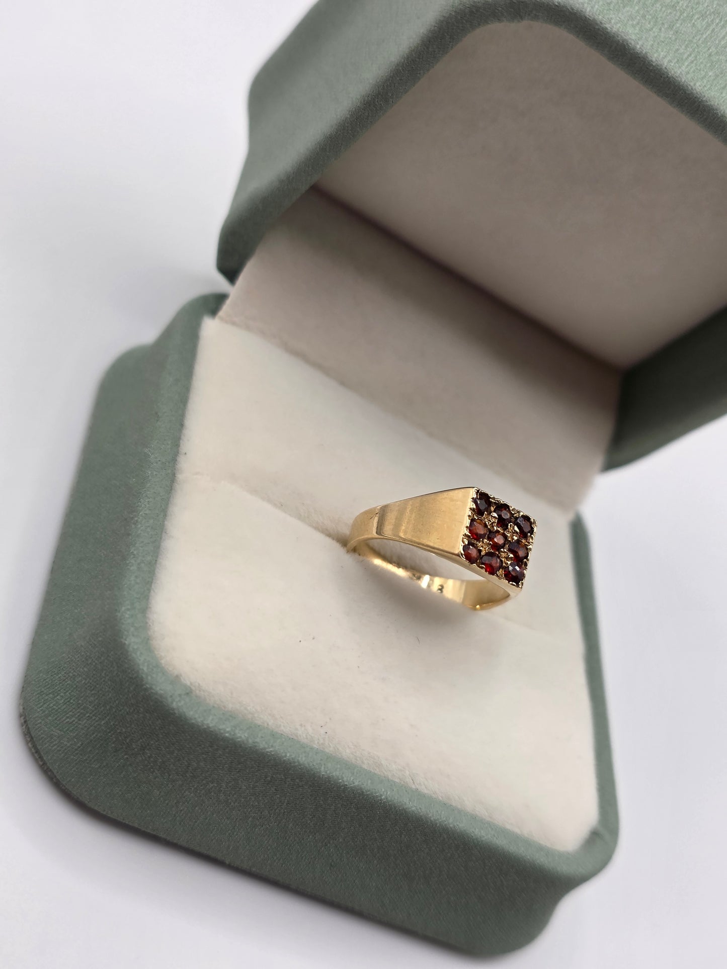 9ct gold garnet signet ring