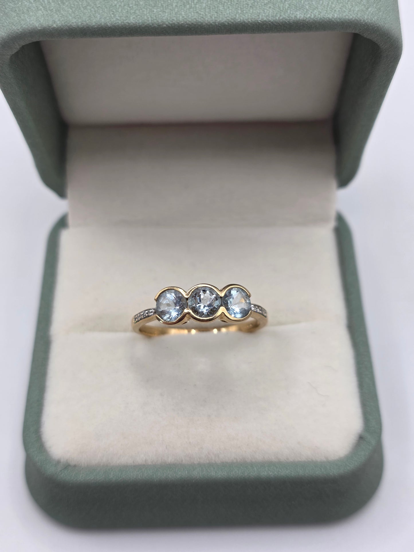 9ct gold aquamarine and diamond ring