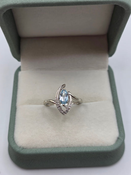 9ct white gold aquamarine and diamond ring