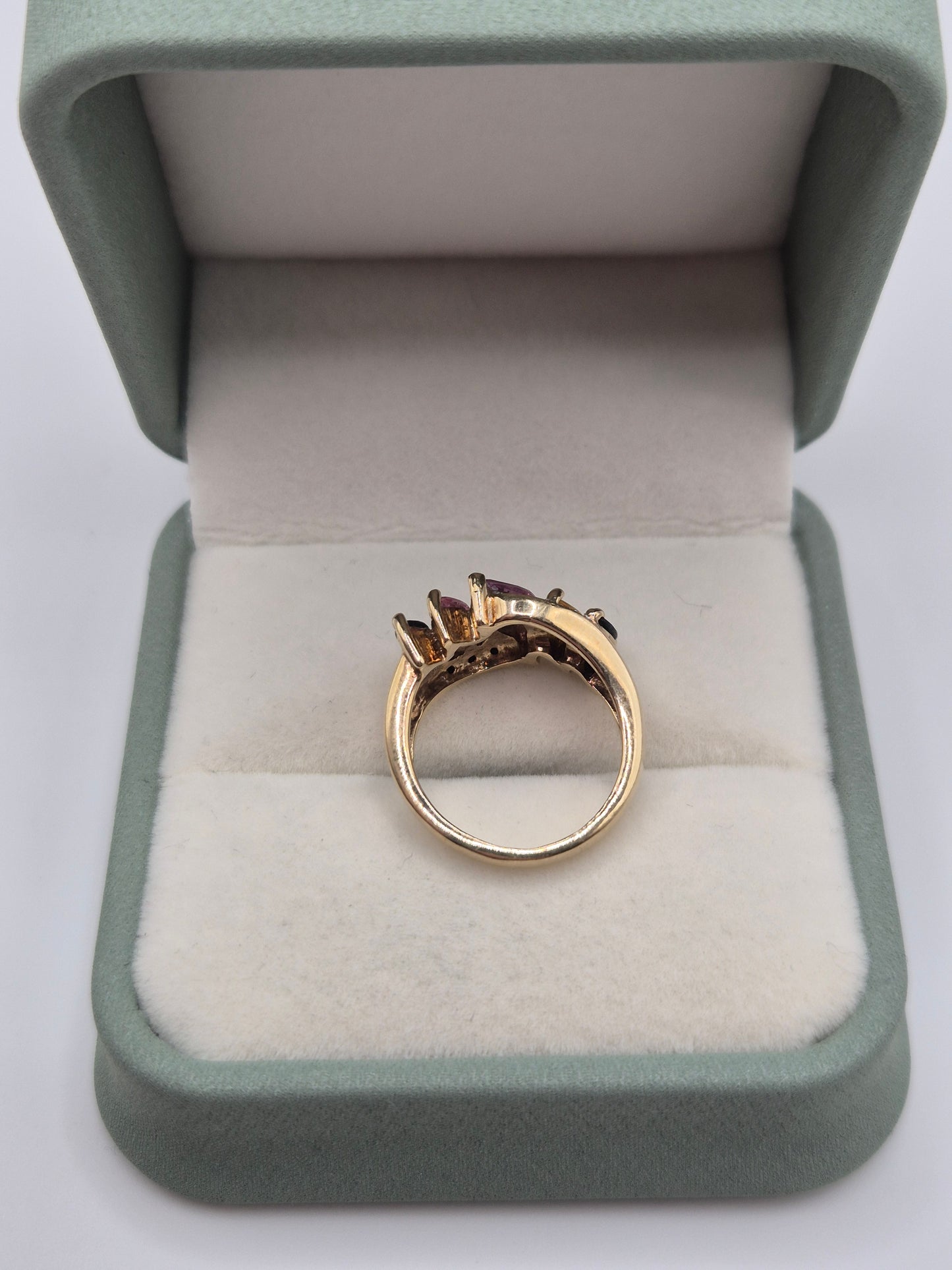 Heavy 9ct gold sapphire and diamond ring