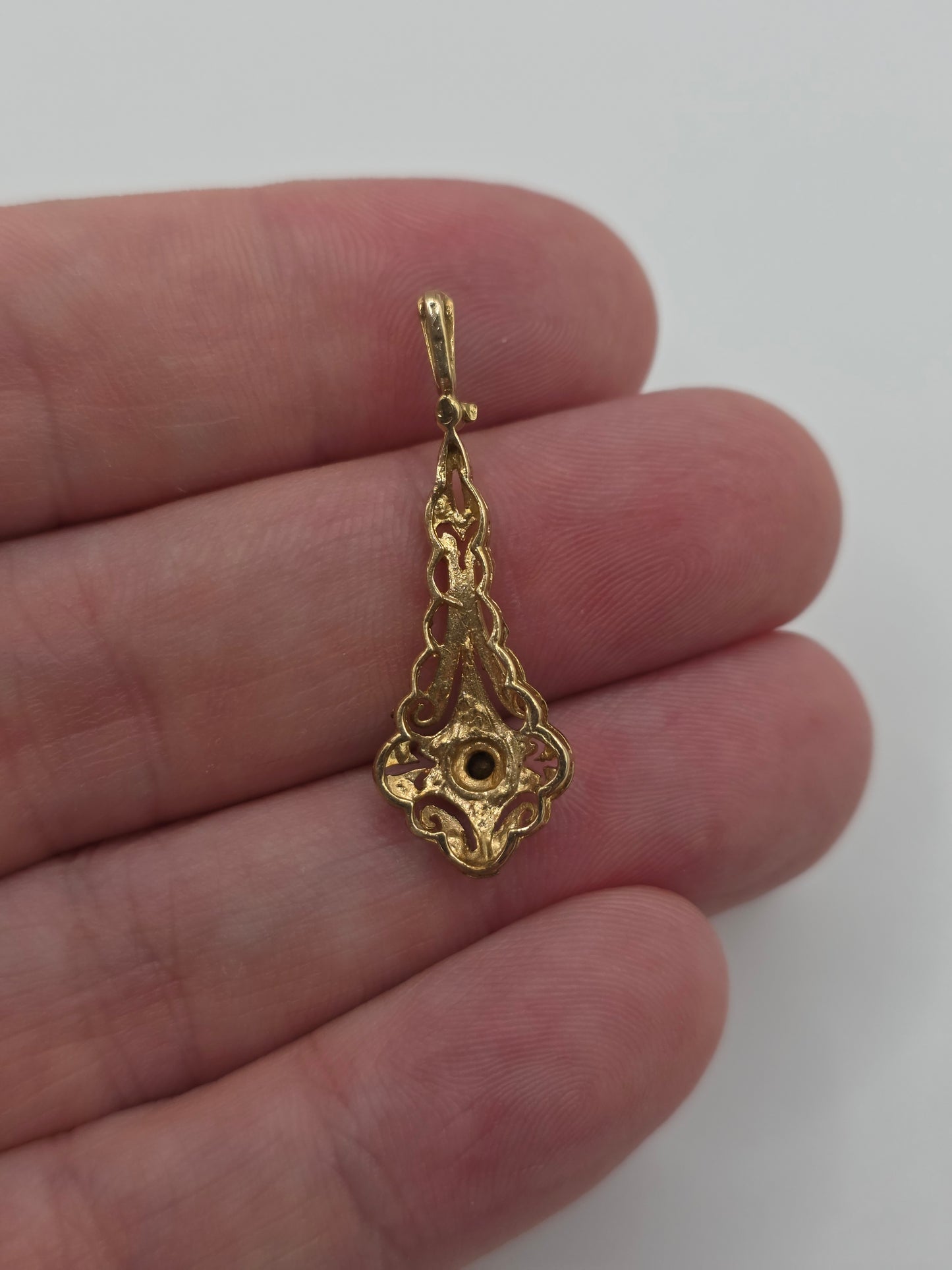 9ct gold garnet pendant