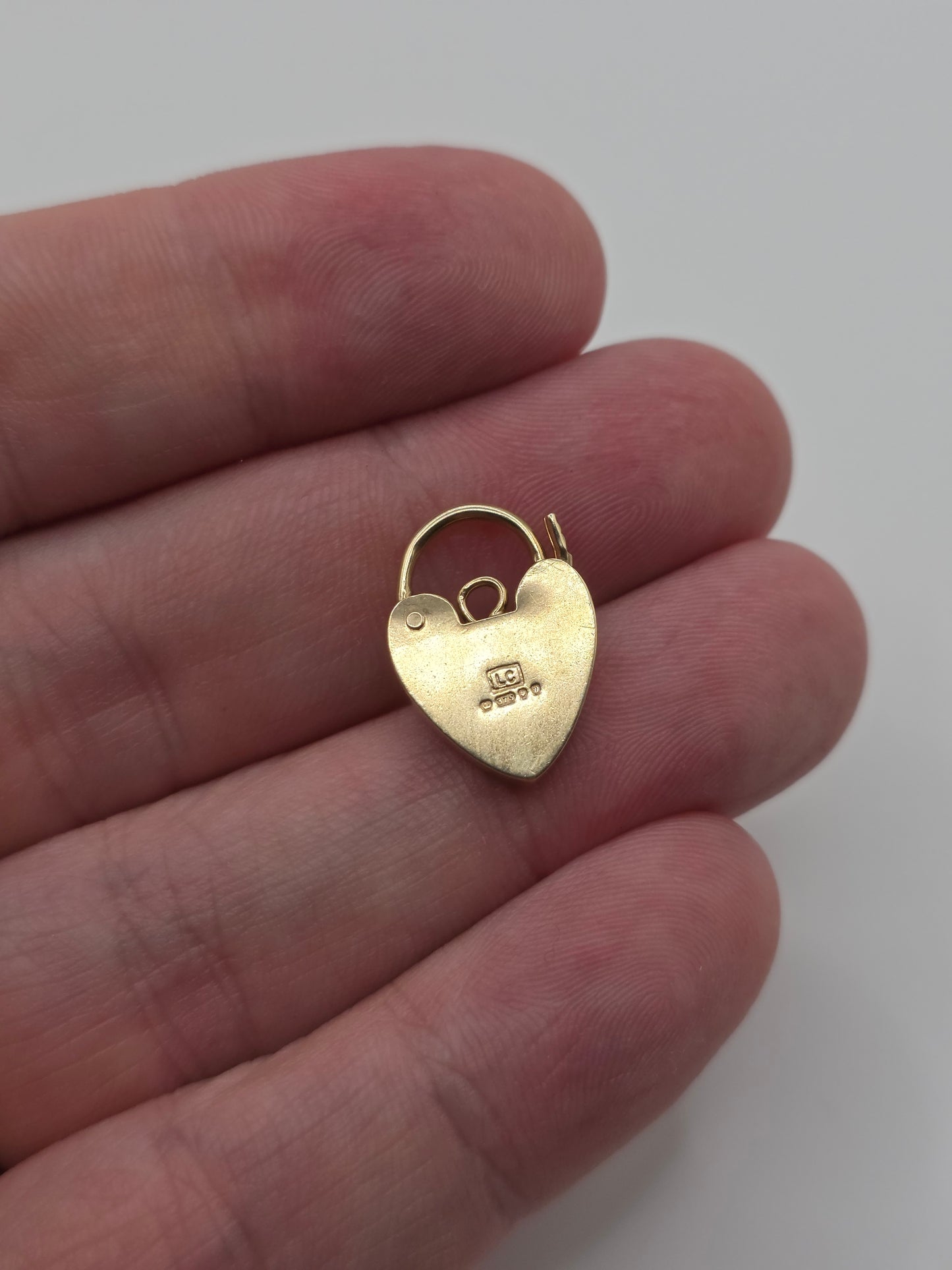 9ct gold padlock 37