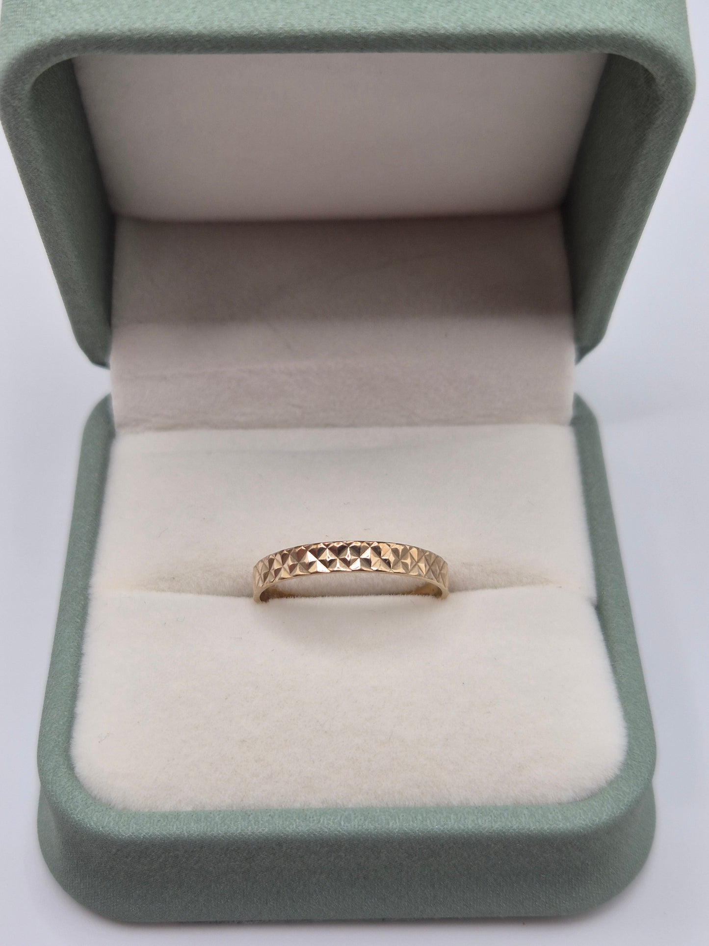 9ct gold patterned band ring
