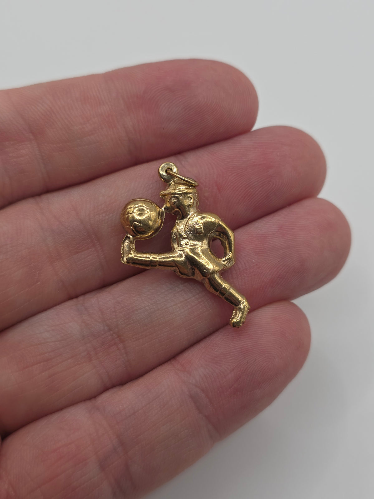 9ct gold footballer pendant