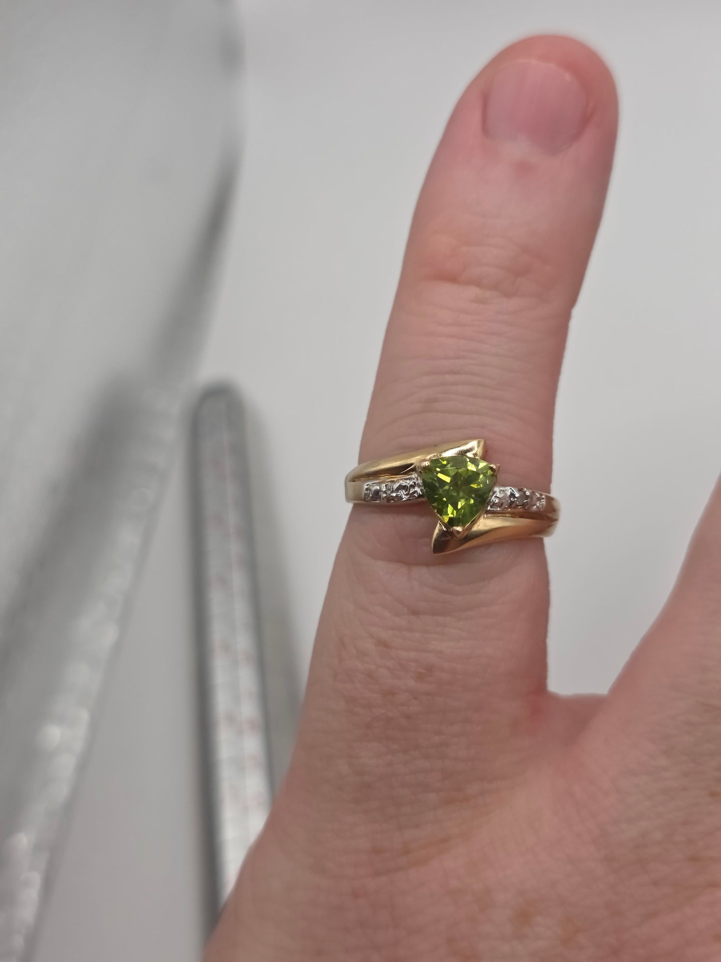 9ct gold peridot and diamond ring