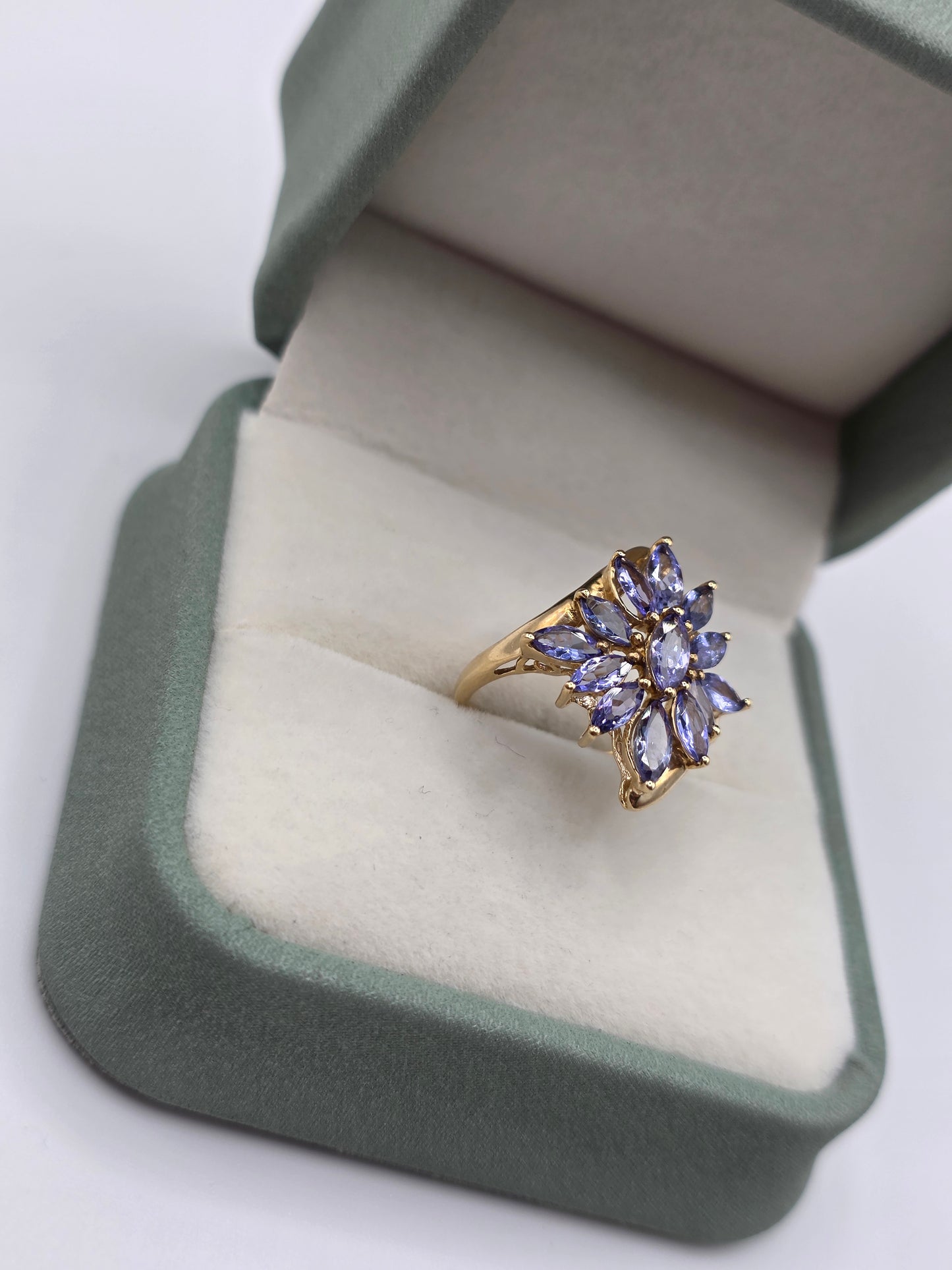9ct gold tanzanite ring