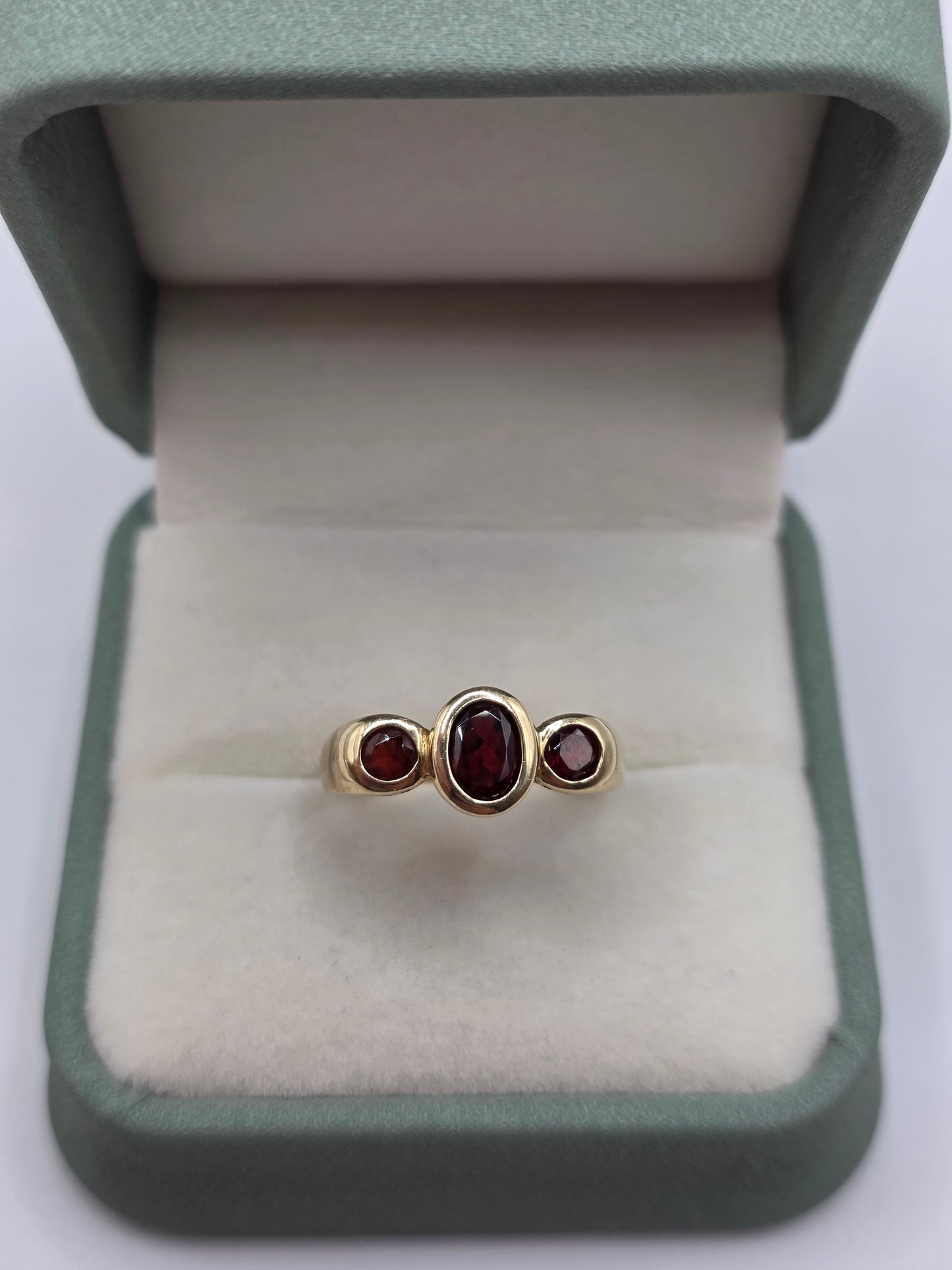 9ct gold garnet ring