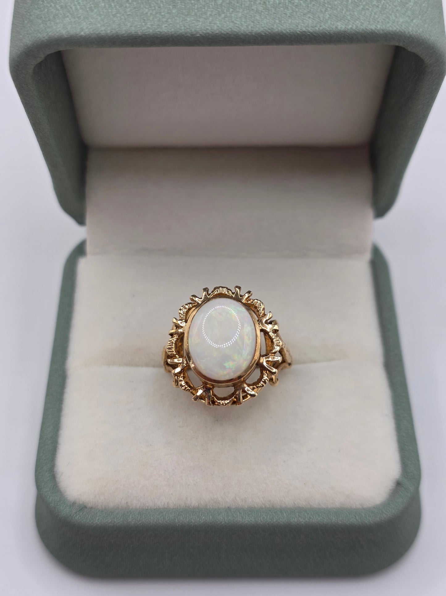 Heavy Vintage 9ct gold opal ring