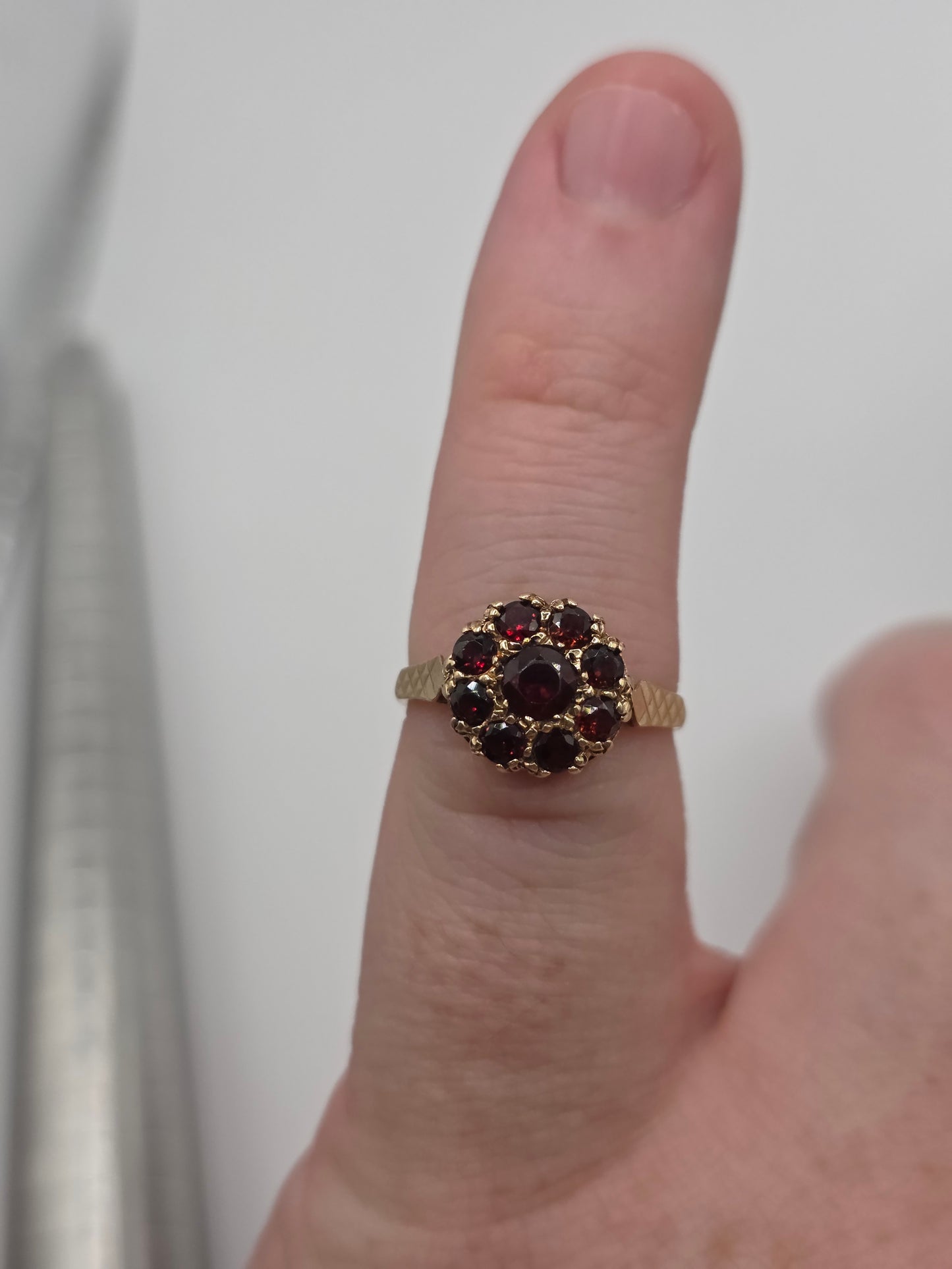 9ct gold garnet ring